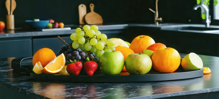 Frisches Früchte-Arrangement auf Kücheninsel als Inspiration für Wandbilder Küche kaufen