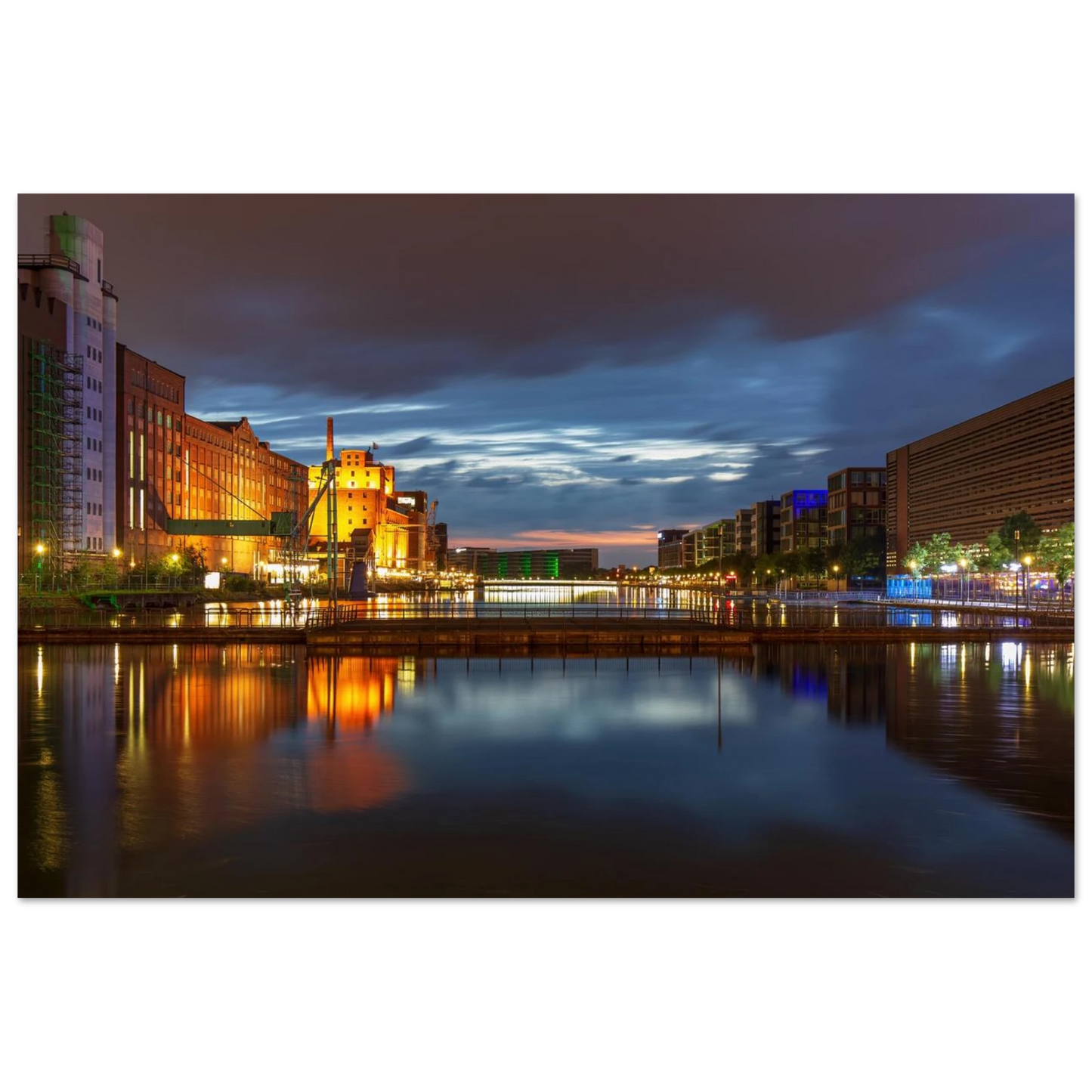 Wandbild industrieller charme bei sonnenuntergang lebendige stadtlandschaft im grossformat