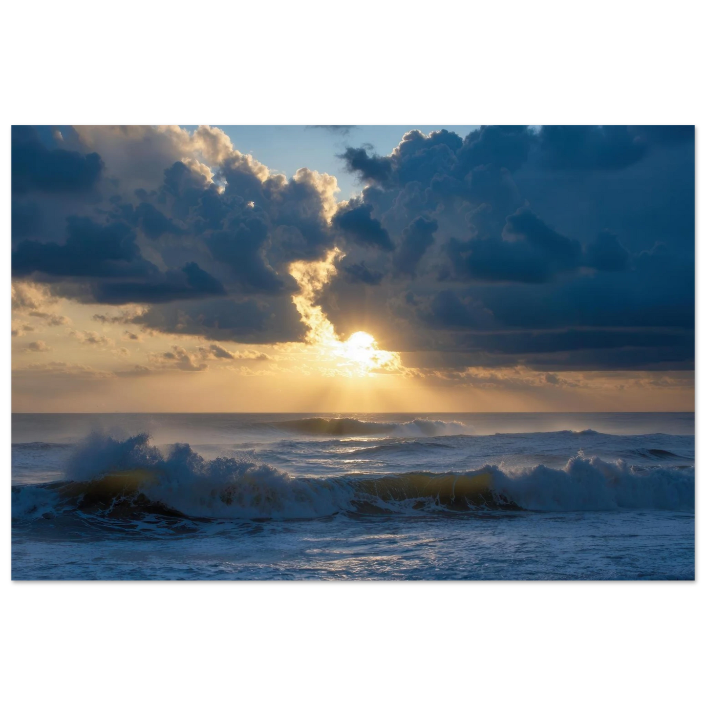 Wandbild dramatischer sonnenuntergang ueber stuermischer see lebendige wolken goldstrahlen fuer ihre wand