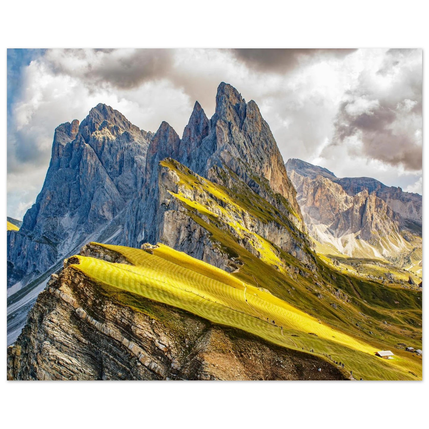 Wandbild seceda alpenglanz atemberaubende dolomiten landschaft mit leuchtenden grashaengen