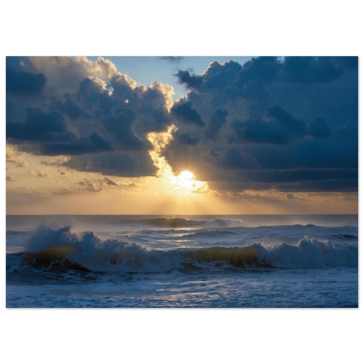 Wandbild dramatischer sonnenuntergang ueber stuermischer see lebendige wolken goldstrahlen fuer ihre wand