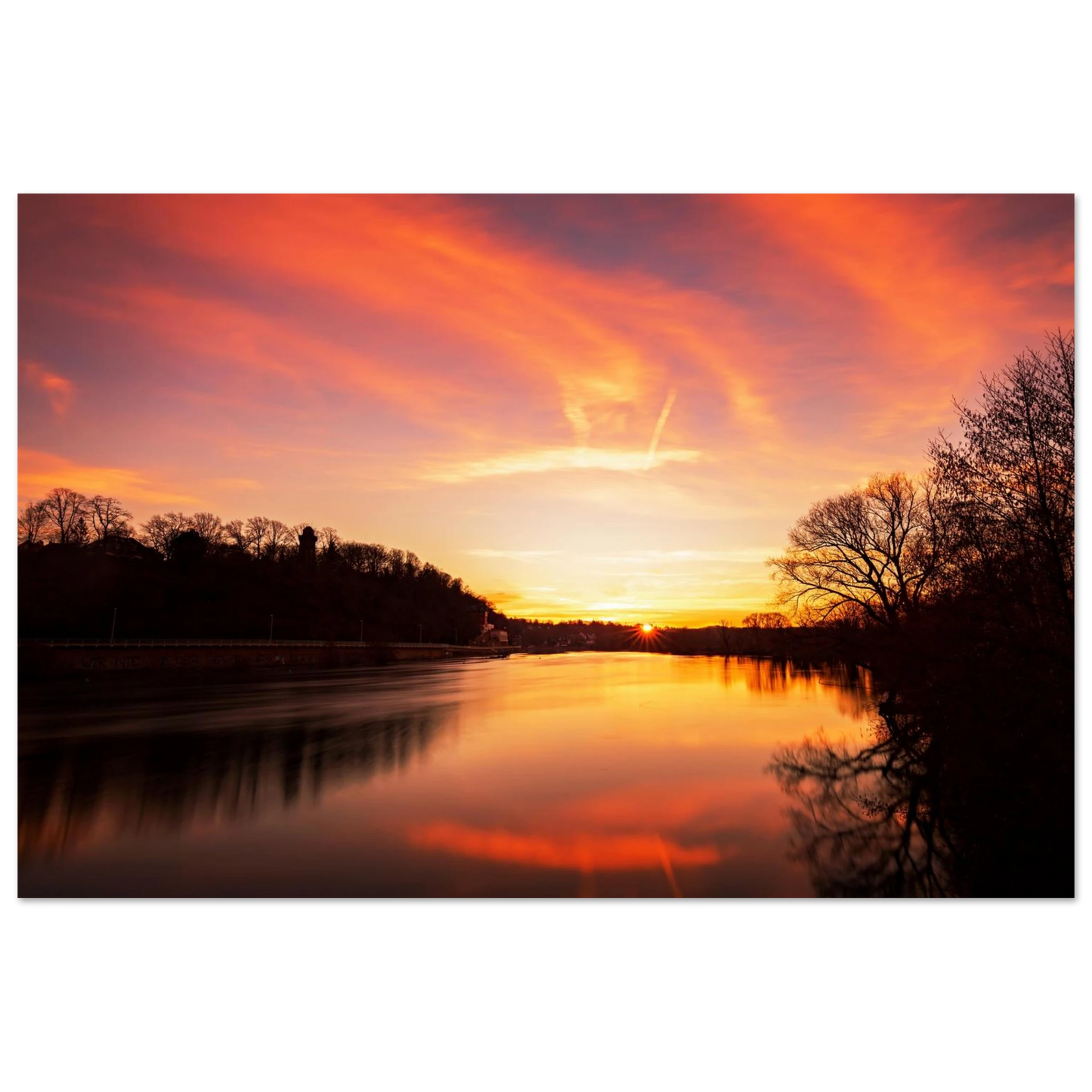 Wandbild dramatischer sonnenuntergang am fluss leuchtende himmelskunst fuer ihr zuhause in ihrer wunschgroesse