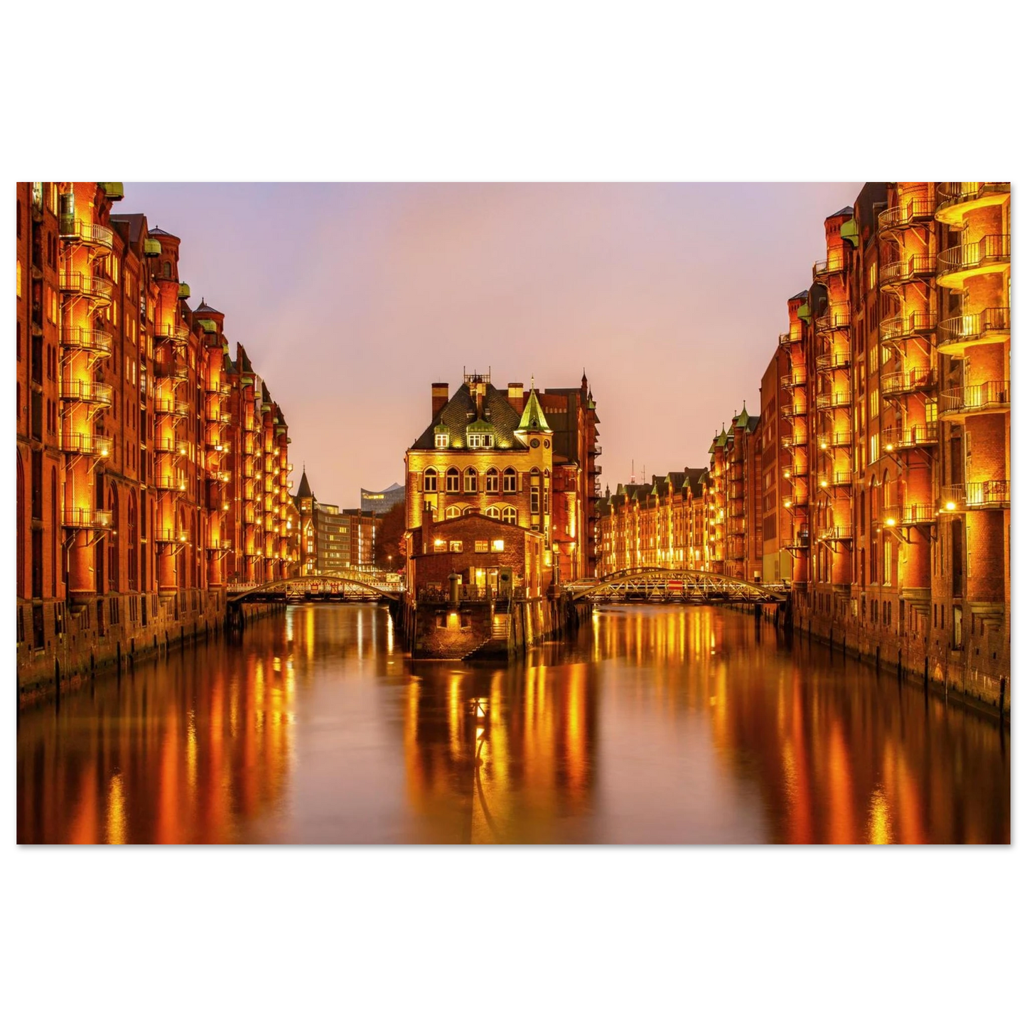 Wandbild speicherstadt hamburg bei daemmerung atmosphaerisches stadtbild als kunstdruck in ihrer wunschgroesse