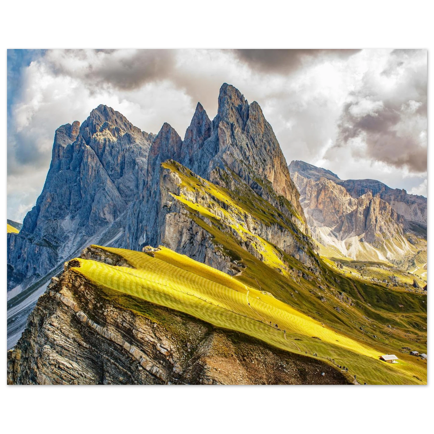 Wandbild seceda alpenglanz atemberaubende dolomiten landschaft mit leuchtenden grashaengen