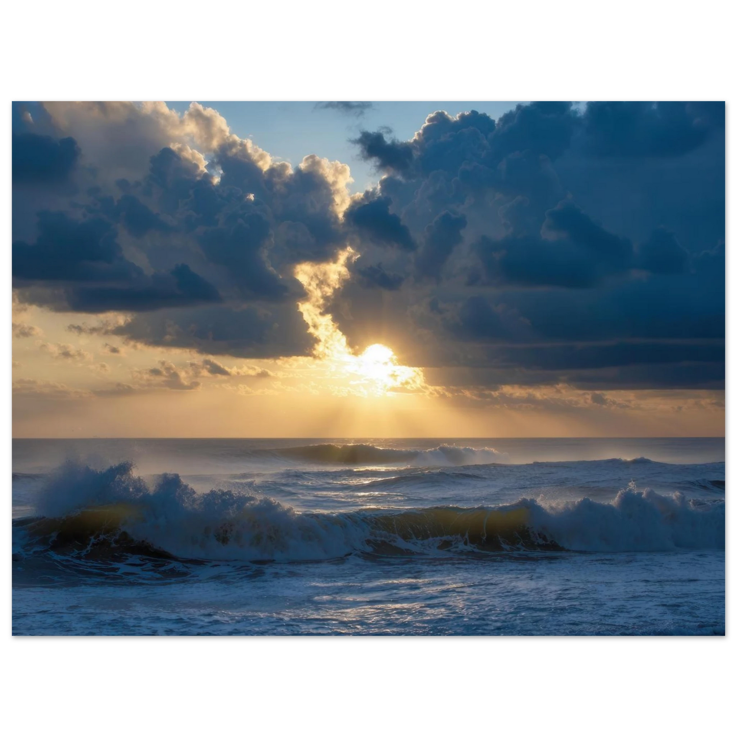 Wandbild dramatischer sonnenuntergang ueber stuermischer see lebendige wolken goldstrahlen fuer ihre wand