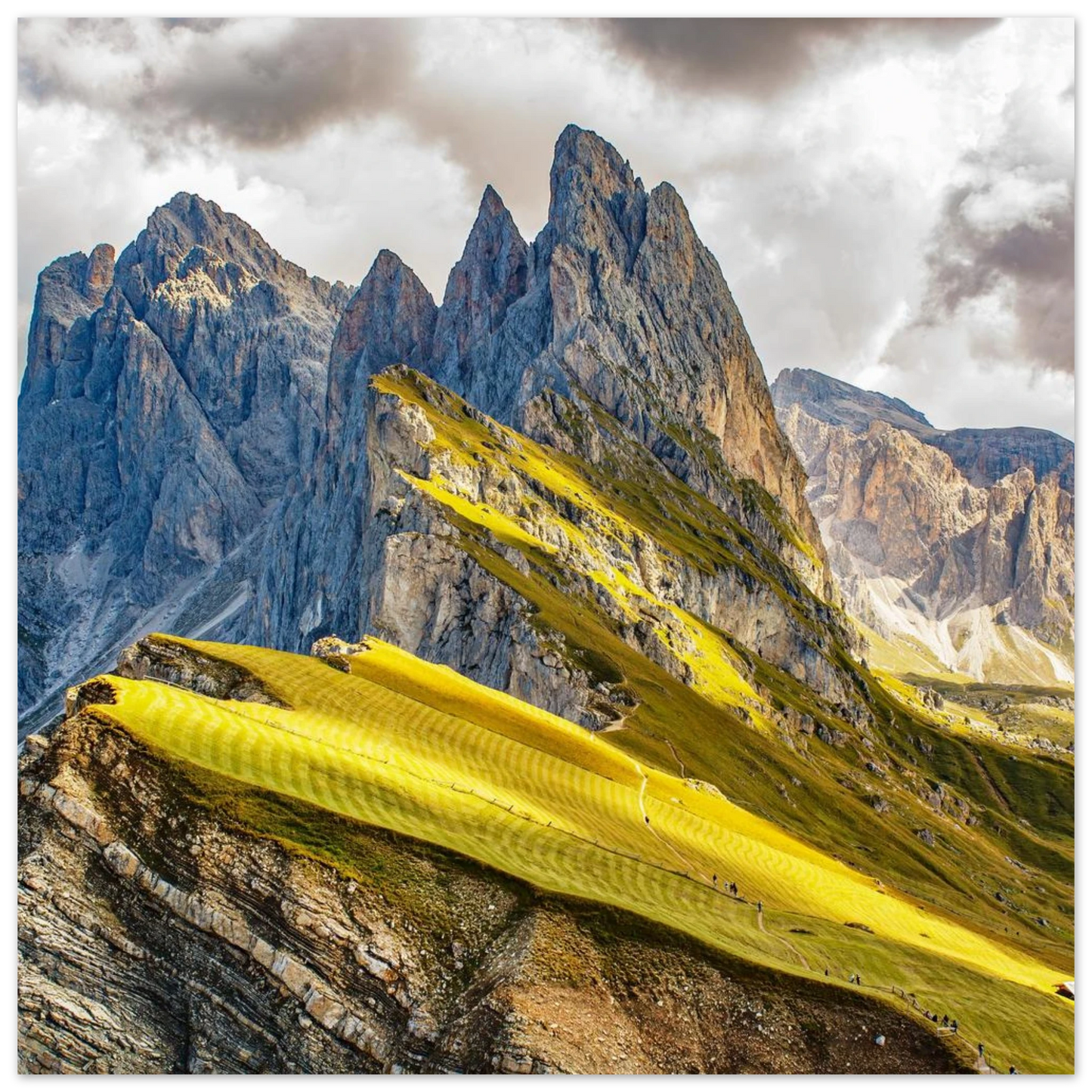 Wandbild seceda alpenglanz atemberaubende dolomiten landschaft mit leuchtenden grashaengen