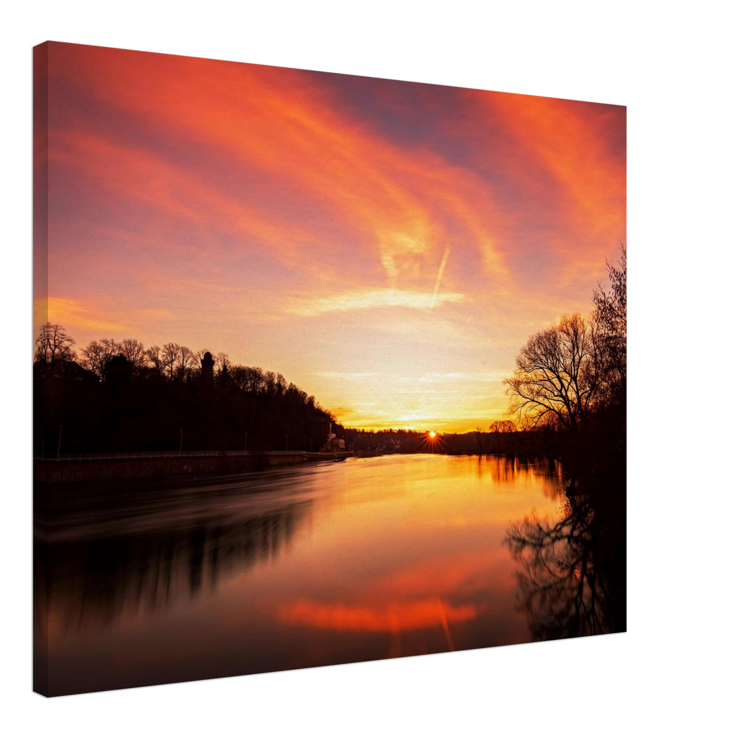Wandbild dramatischer sonnenuntergang am fluss leuchtende himmelskunst fuer ihr zuhause in ihrer wunschgroesse