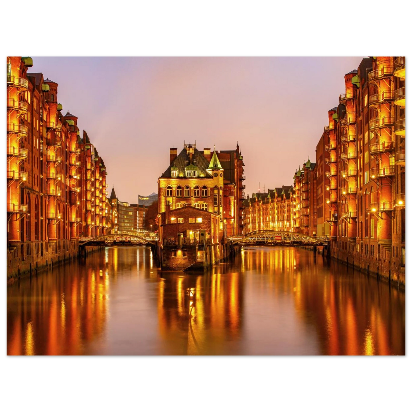 Wandbild speicherstadt hamburg bei daemmerung atmosphaerisches stadtbild als kunstdruck in ihrer wunschgroesse