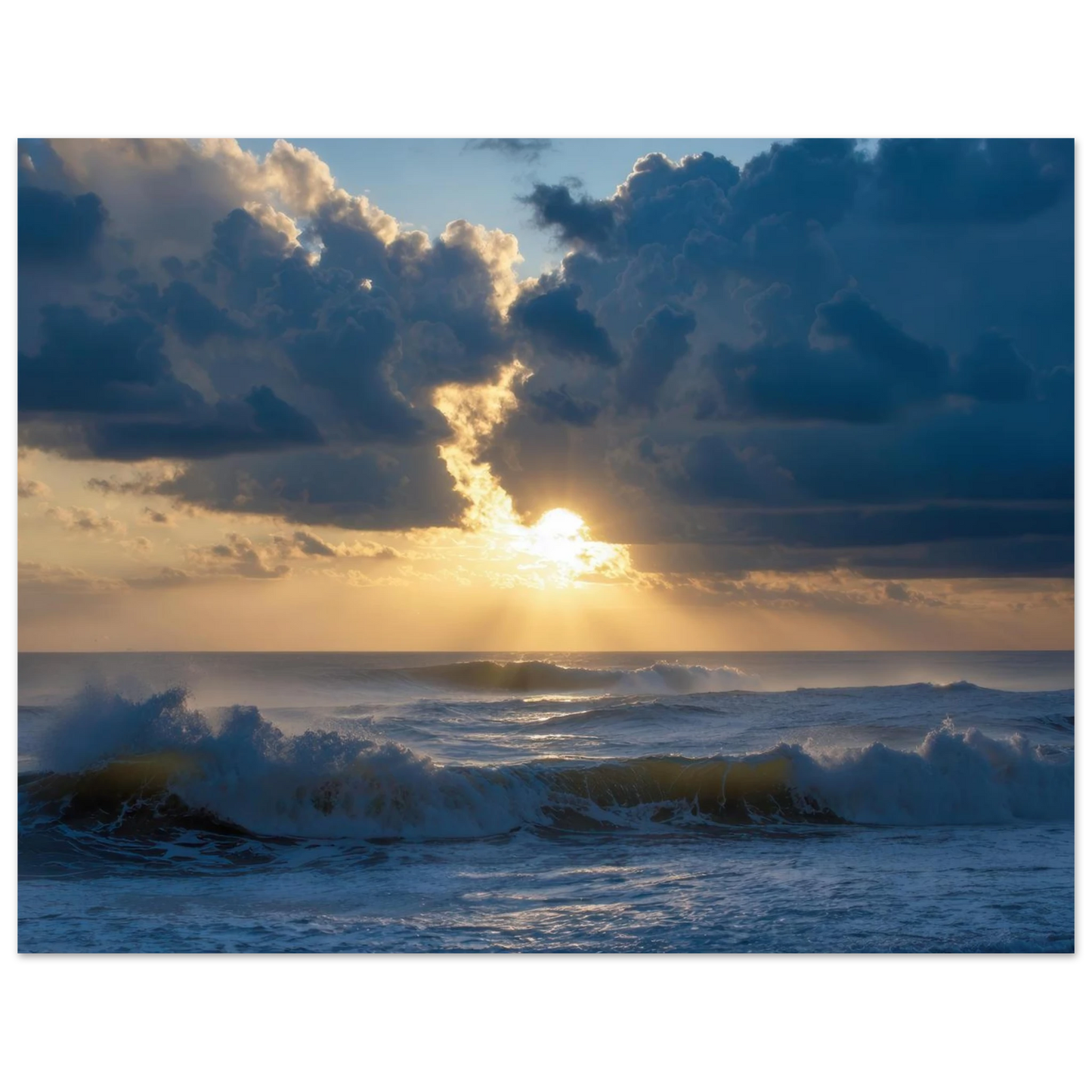 Wandbild dramatischer sonnenuntergang ueber stuermischer see lebendige wolken goldstrahlen fuer ihre wand