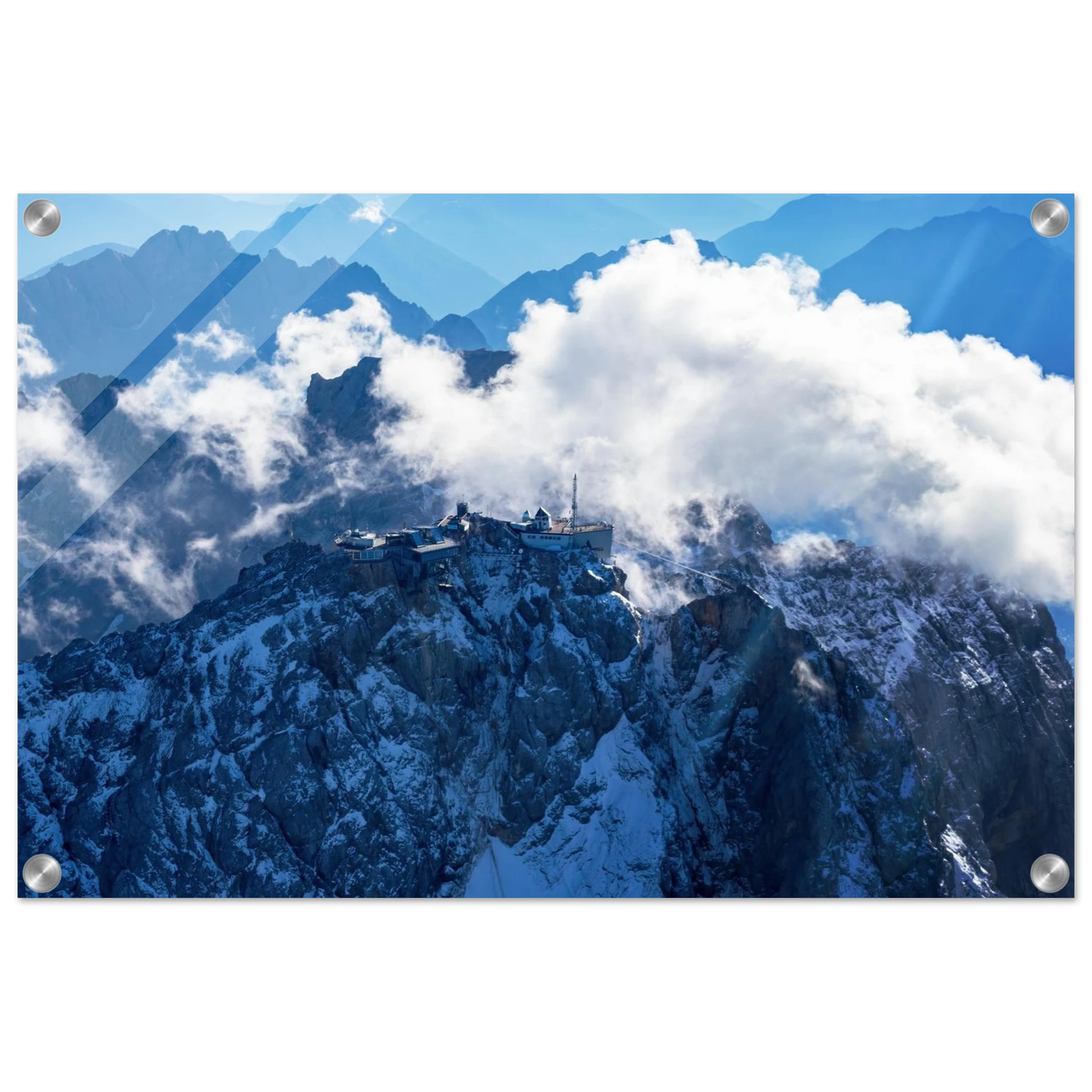 Wandbild alpine majesty gipfelstation im wolkenmeer mit blauen bergsilhouetten