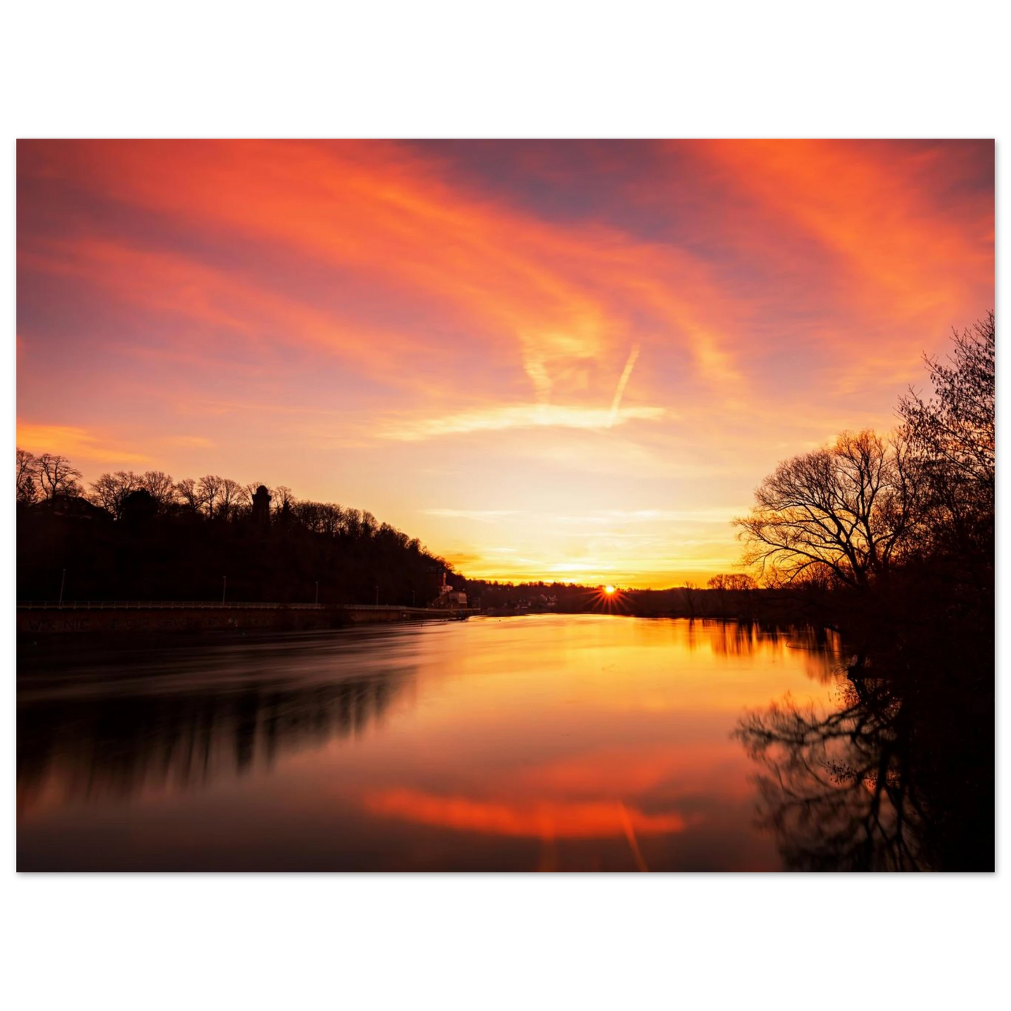 Wandbild dramatischer sonnenuntergang am fluss leuchtende himmelskunst fuer ihr zuhause in ihrer wunschgroesse