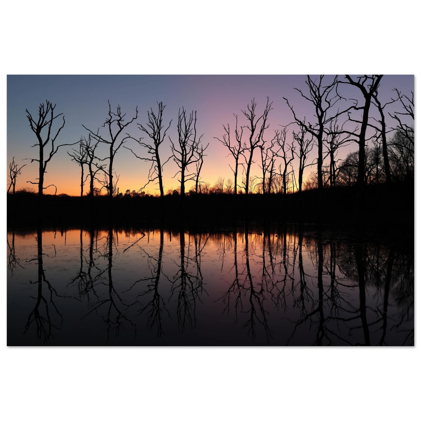 Wandbild sonnenuntergang ueber spiegelndem see magische naturlandschaft mit silhouetten