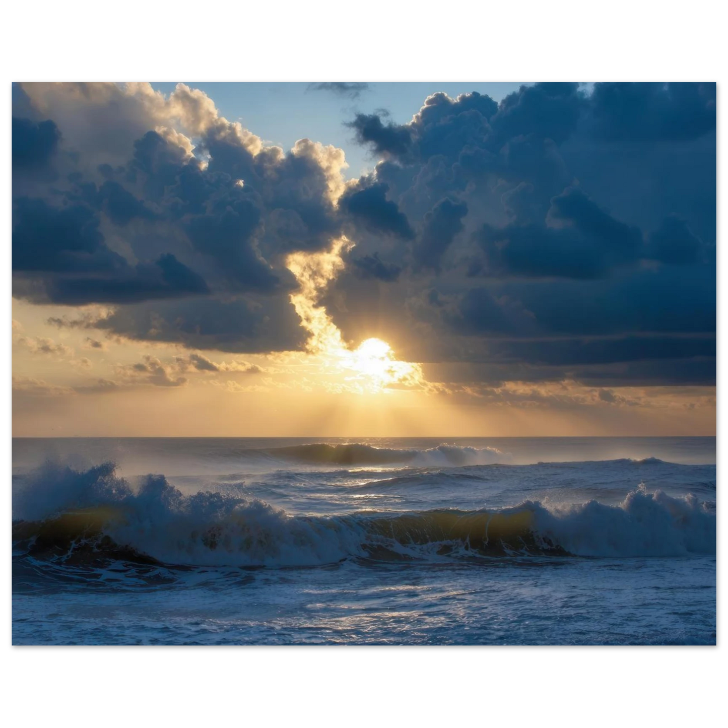 Wandbild dramatischer sonnenuntergang ueber stuermischer see lebendige wolken goldstrahlen fuer ihre wand