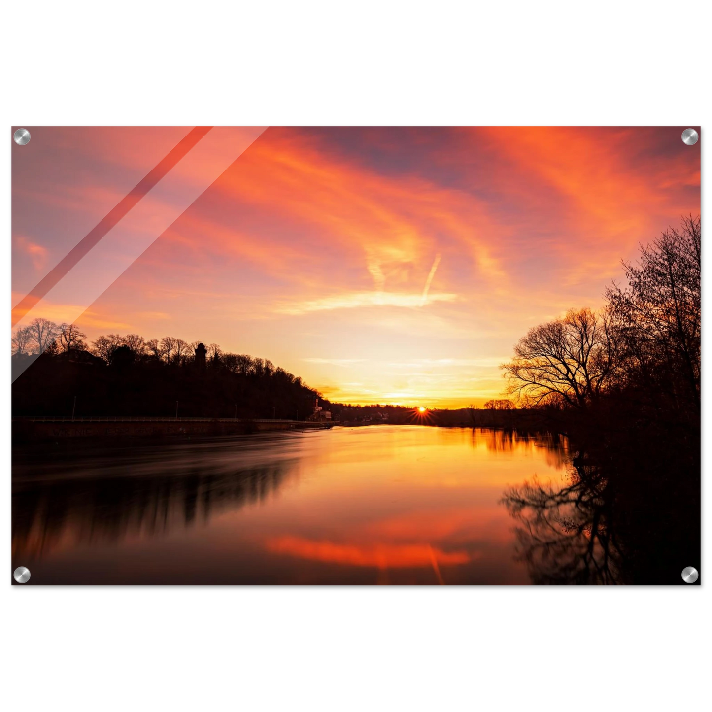 Wandbild dramatischer sonnenuntergang am fluss leuchtende himmelskunst fuer ihr zuhause in ihrer wunschgroesse