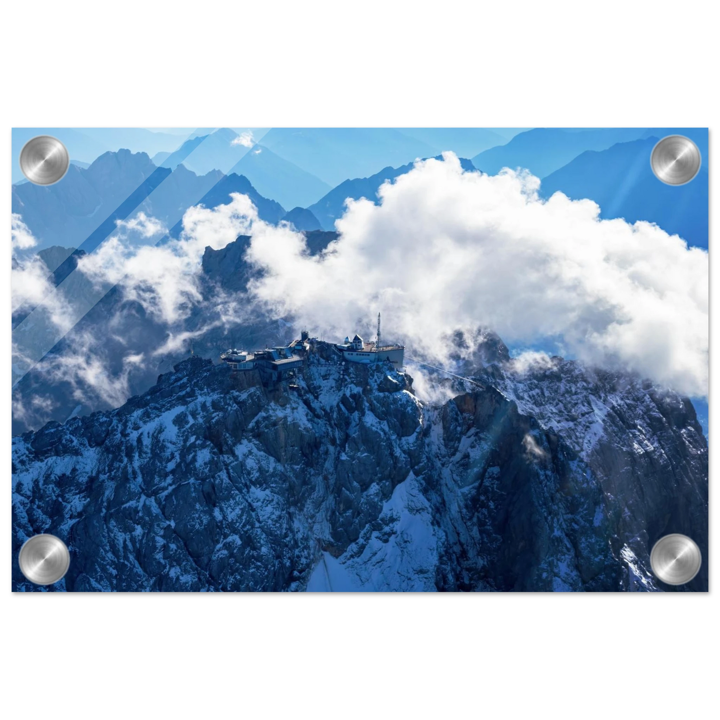 Wandbild alpine majesty gipfelstation im wolkenmeer mit blauen bergsilhouetten