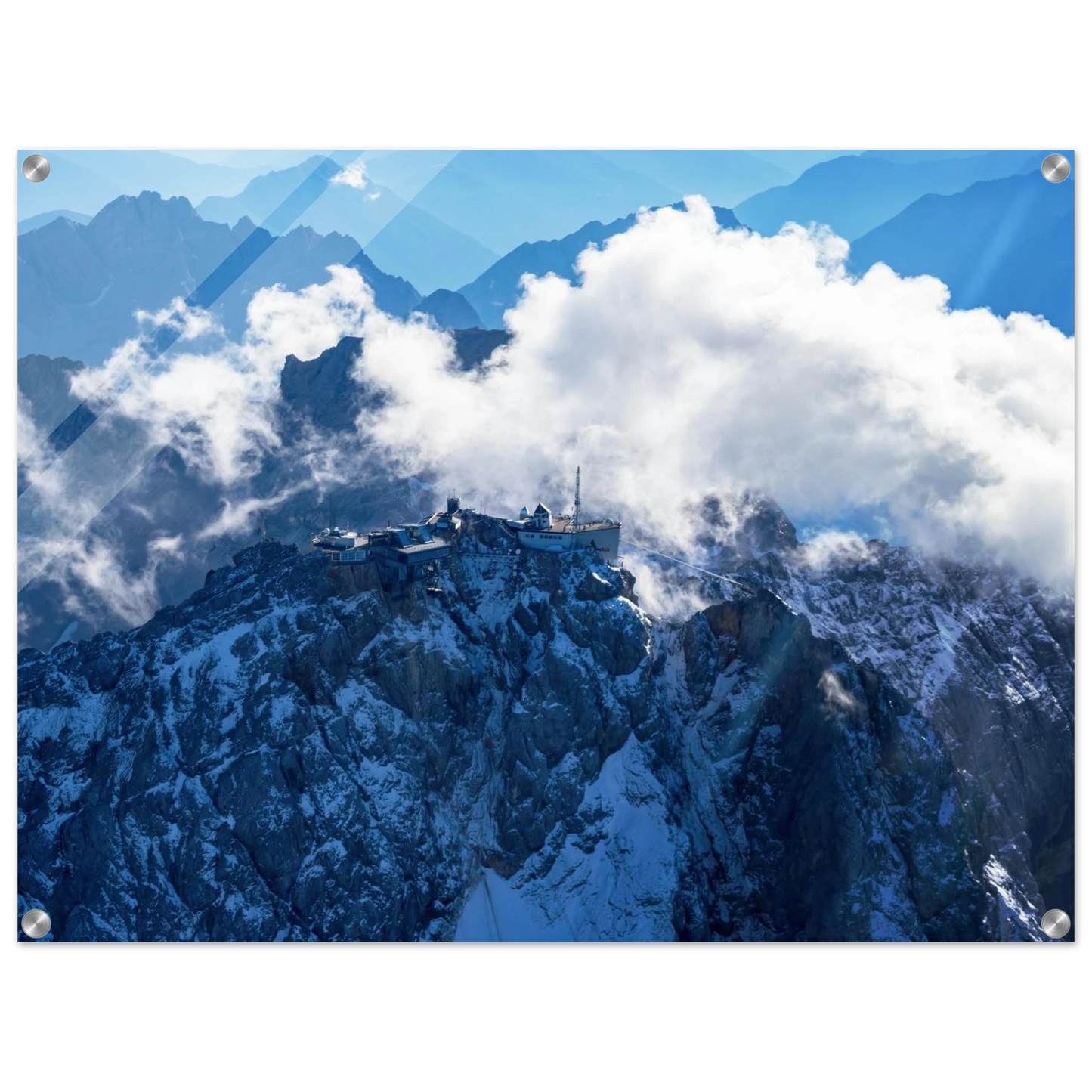 Wandbild alpine majesty gipfelstation im wolkenmeer mit blauen bergsilhouetten