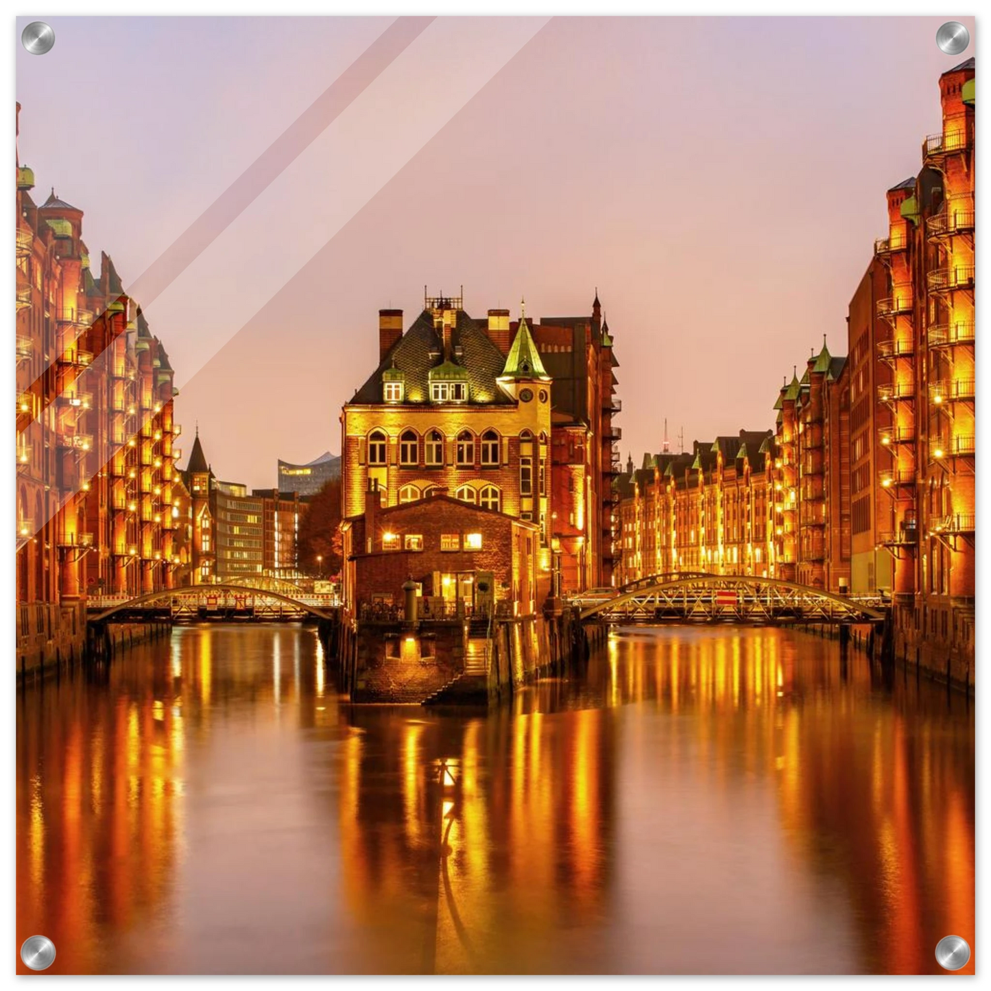 Wandbild speicherstadt hamburg bei daemmerung atmosphaerisches stadtbild als kunstdruck in ihrer wunschgroesse
