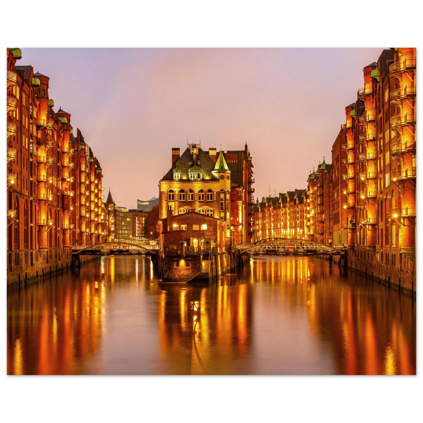 Wandbild speicherstadt hamburg bei daemmerung atmosphaerisches stadtbild als kunstdruck in ihrer wunschgroesse