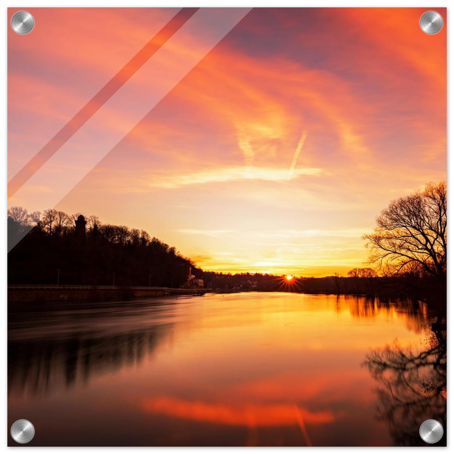 Wandbild dramatischer sonnenuntergang am fluss leuchtende himmelskunst fuer ihr zuhause in ihrer wunschgroesse