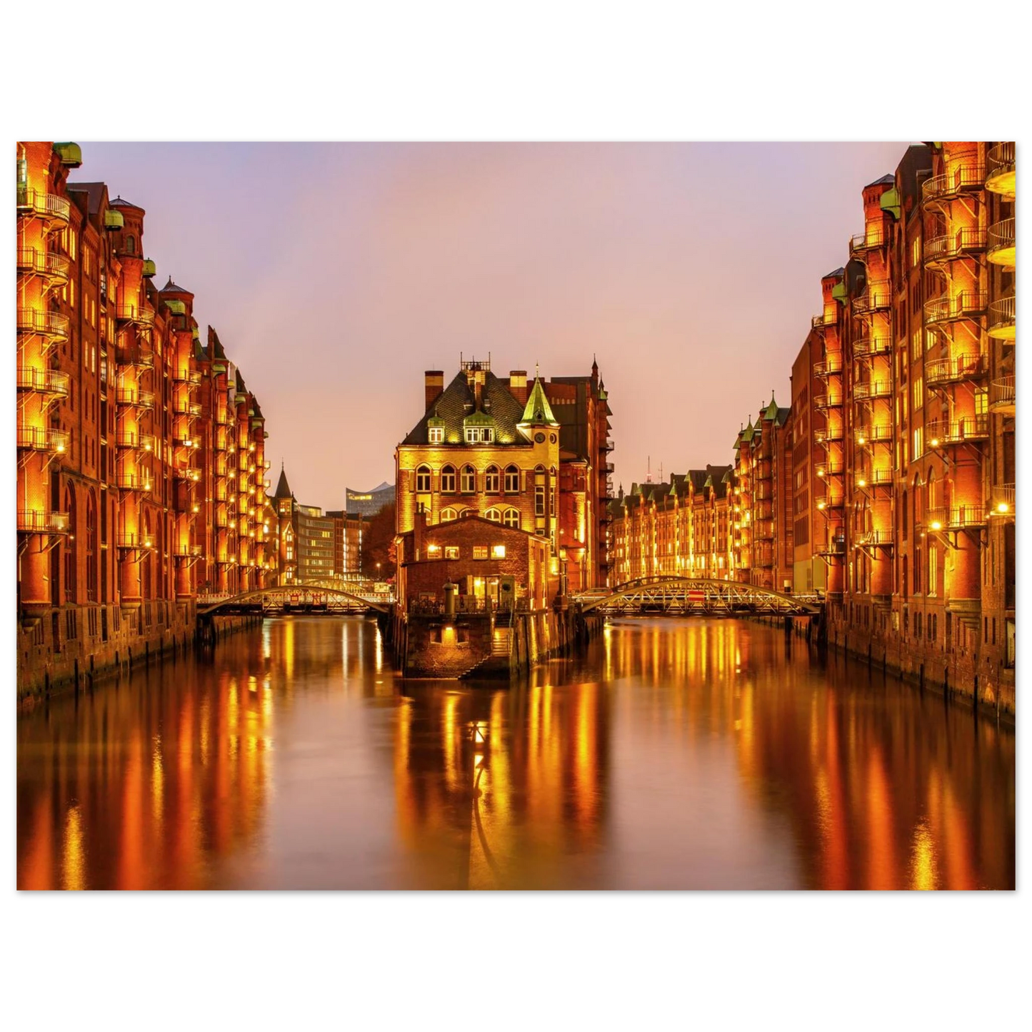 Wandbild speicherstadt hamburg bei daemmerung atmosphaerisches stadtbild als kunstdruck in ihrer wunschgroesse
