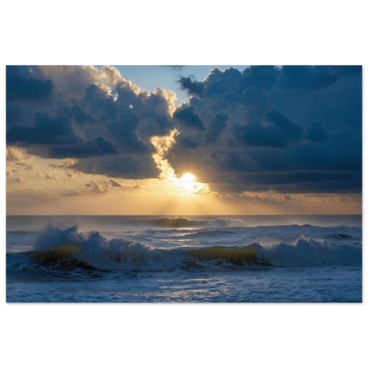 Wandbild dramatischer sonnenuntergang ueber stuermischer see lebendige wolken goldstrahlen fuer ihre wand