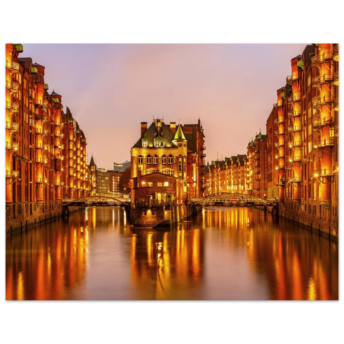 Wandbild speicherstadt hamburg bei daemmerung atmosphaerisches stadtbild als kunstdruck in ihrer wunschgroesse