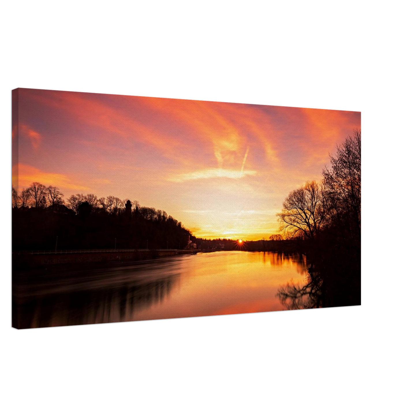 Wandbild dramatischer sonnenuntergang am fluss leuchtende himmelskunst fuer ihr zuhause in ihrer wunschgroesse