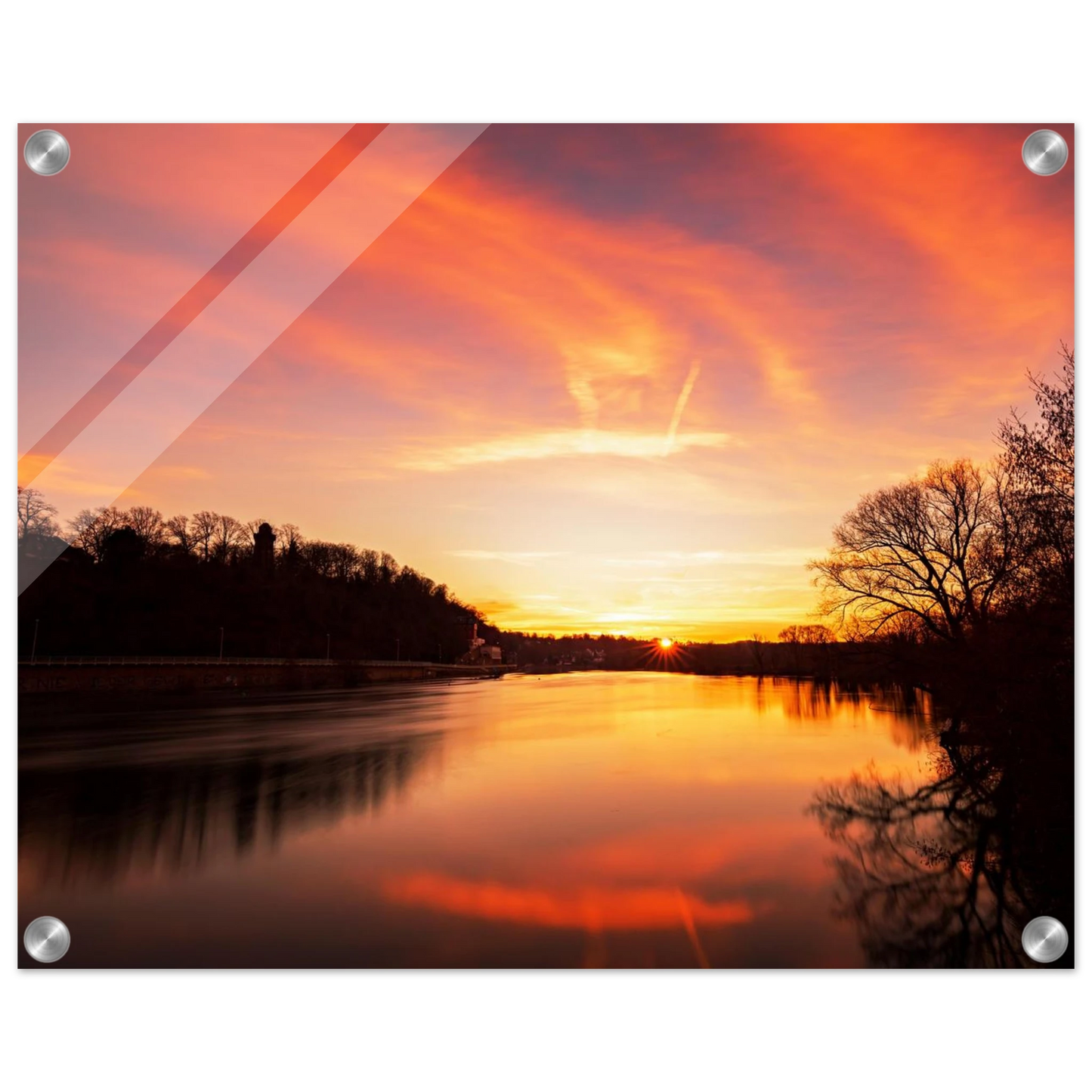 Wandbild dramatischer sonnenuntergang am fluss leuchtende himmelskunst fuer ihr zuhause in ihrer wunschgroesse