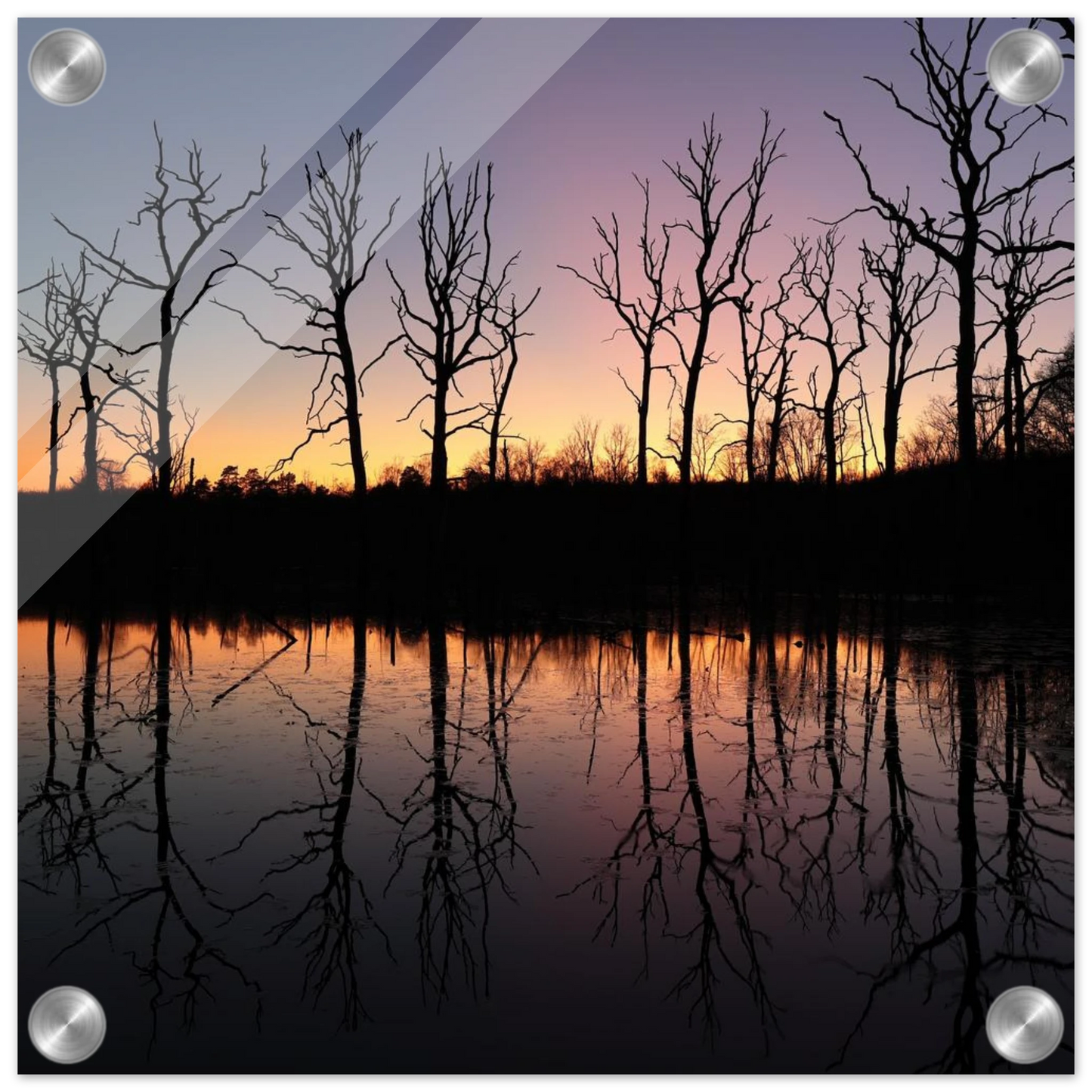 Wandbild sonnenuntergang ueber spiegelndem see magische naturlandschaft mit silhouetten