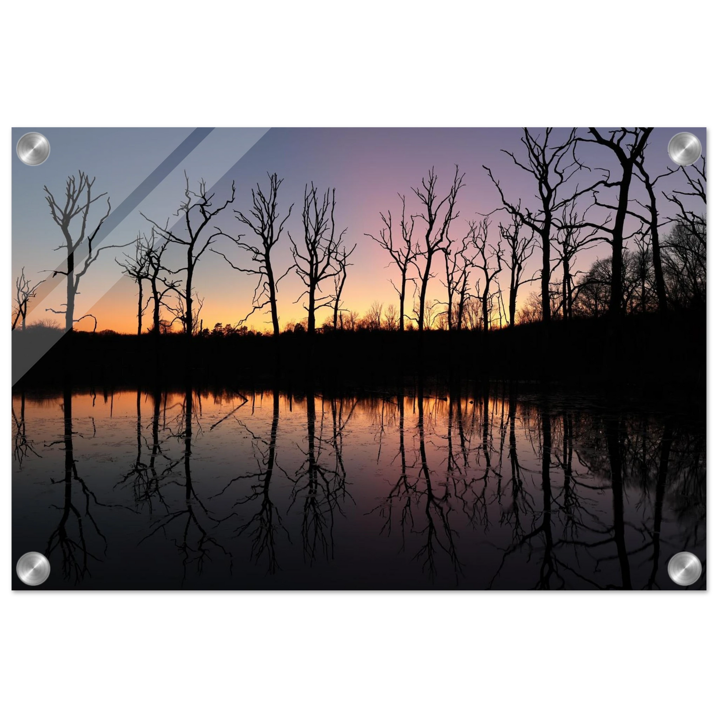 Wandbild sonnenuntergang ueber spiegelndem see magische naturlandschaft mit silhouetten