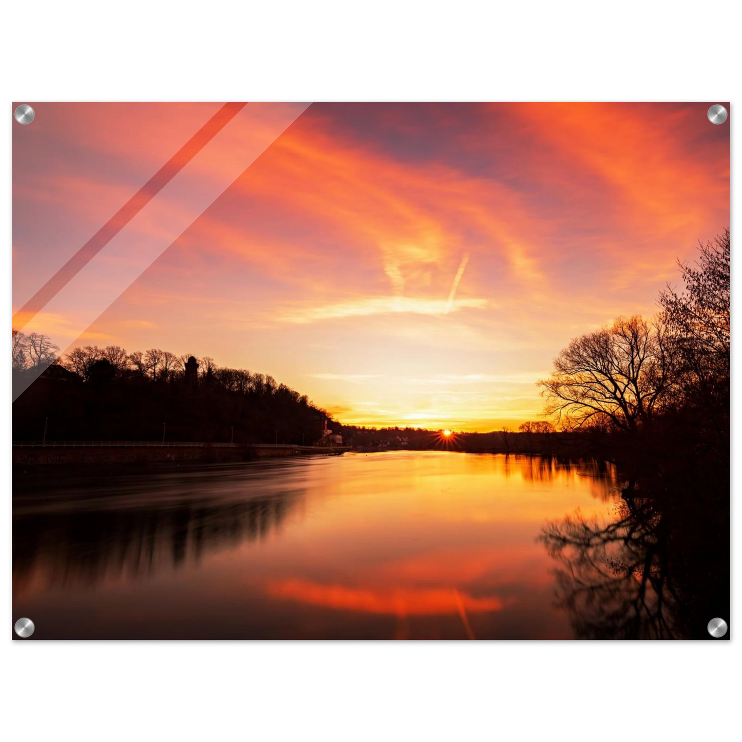 Wandbild dramatischer sonnenuntergang am fluss leuchtende himmelskunst fuer ihr zuhause in ihrer wunschgroesse