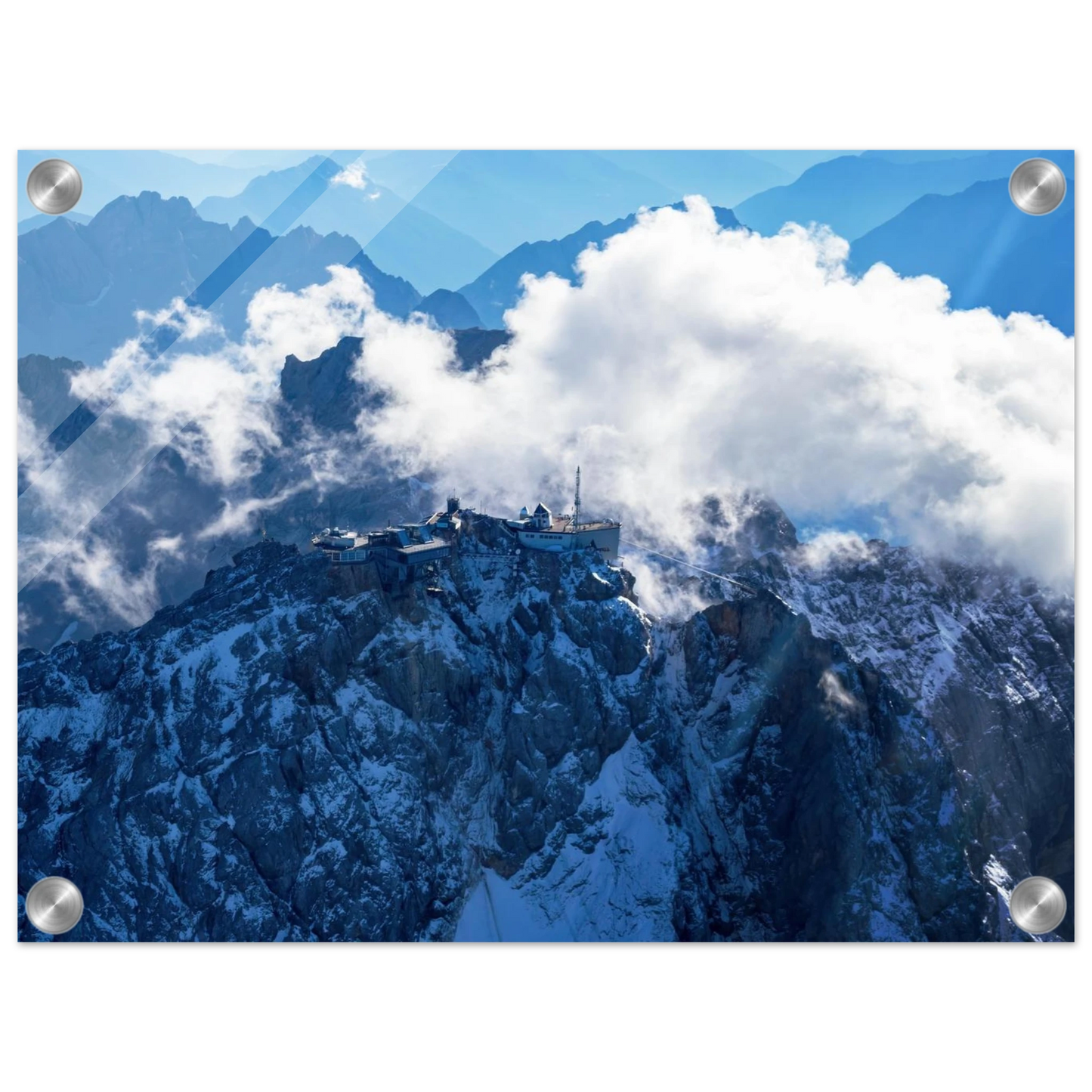 Wandbild alpine majesty gipfelstation im wolkenmeer mit blauen bergsilhouetten
