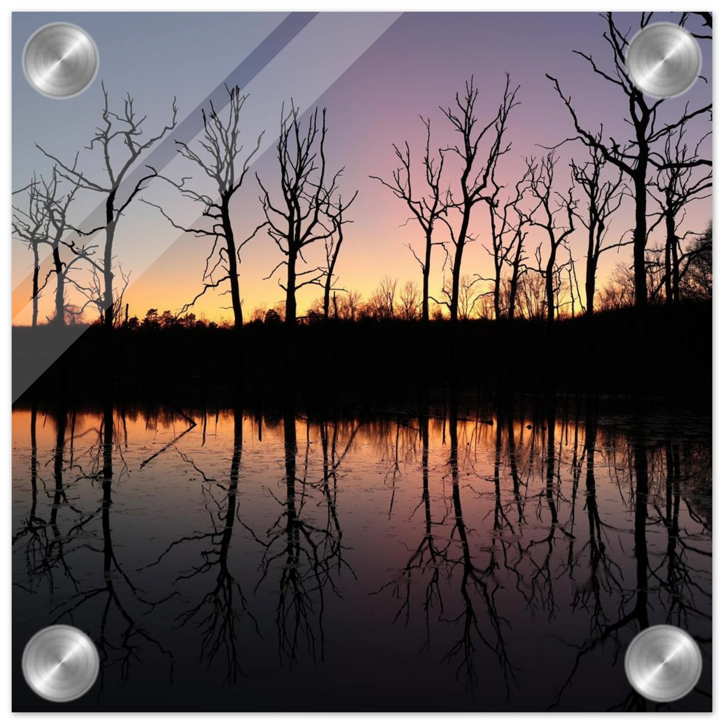 Wandbild sonnenuntergang ueber spiegelndem see magische naturlandschaft mit silhouetten