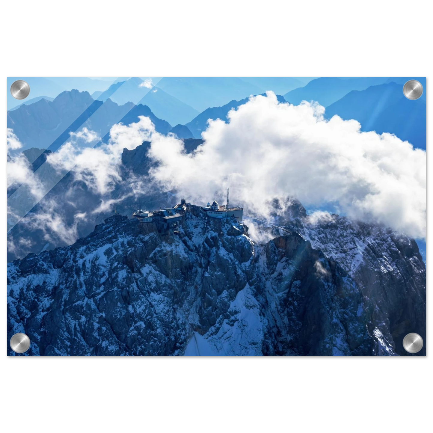 Wandbild alpine majesty gipfelstation im wolkenmeer mit blauen bergsilhouetten