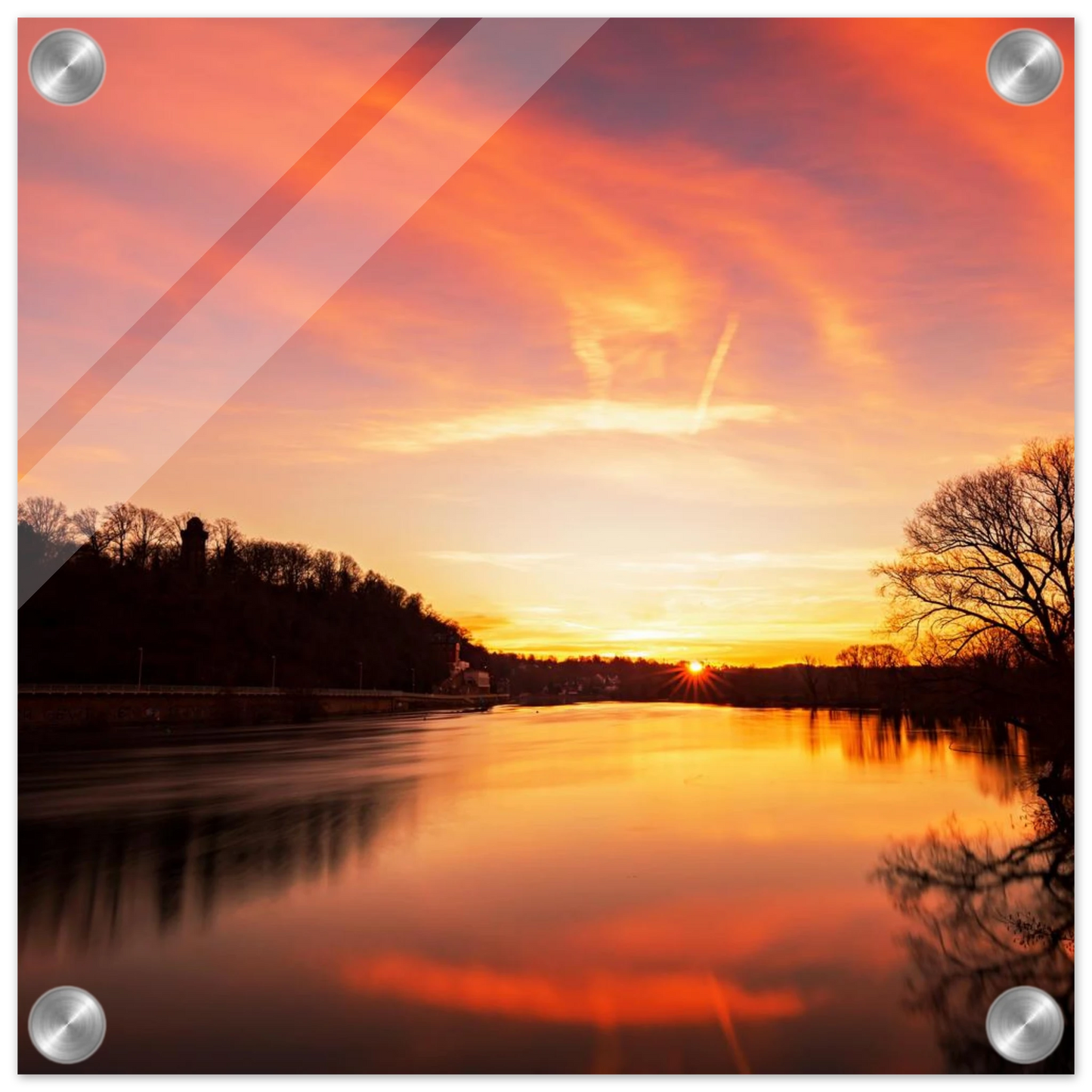 Wandbild dramatischer sonnenuntergang am fluss leuchtende himmelskunst fuer ihr zuhause in ihrer wunschgroesse