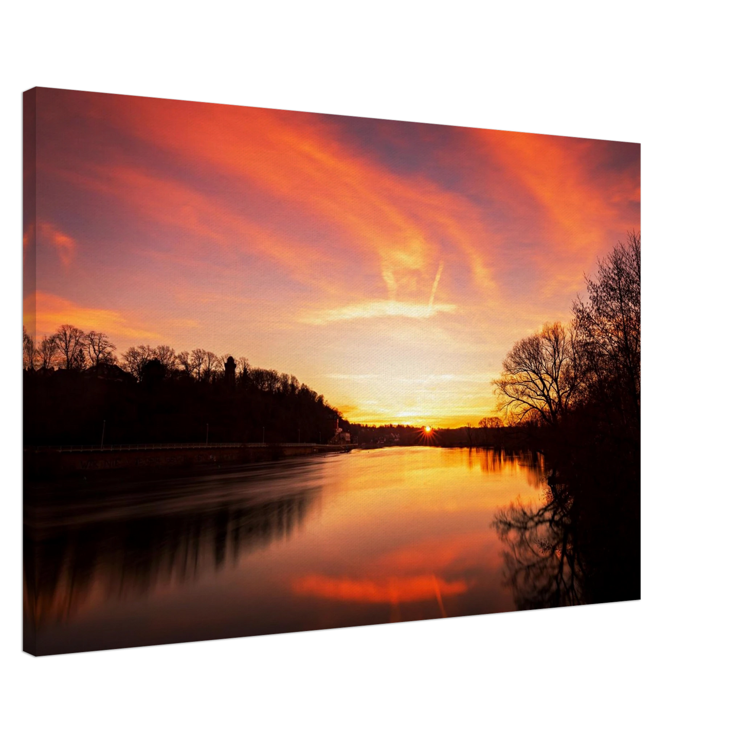 Wandbild dramatischer sonnenuntergang am fluss leuchtende himmelskunst fuer ihr zuhause in ihrer wunschgroesse