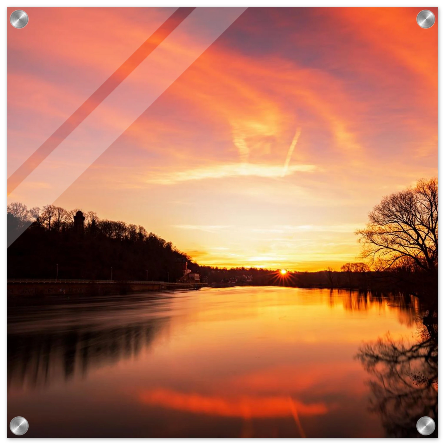 Wandbild dramatischer sonnenuntergang am fluss leuchtende himmelskunst fuer ihr zuhause in ihrer wunschgroesse