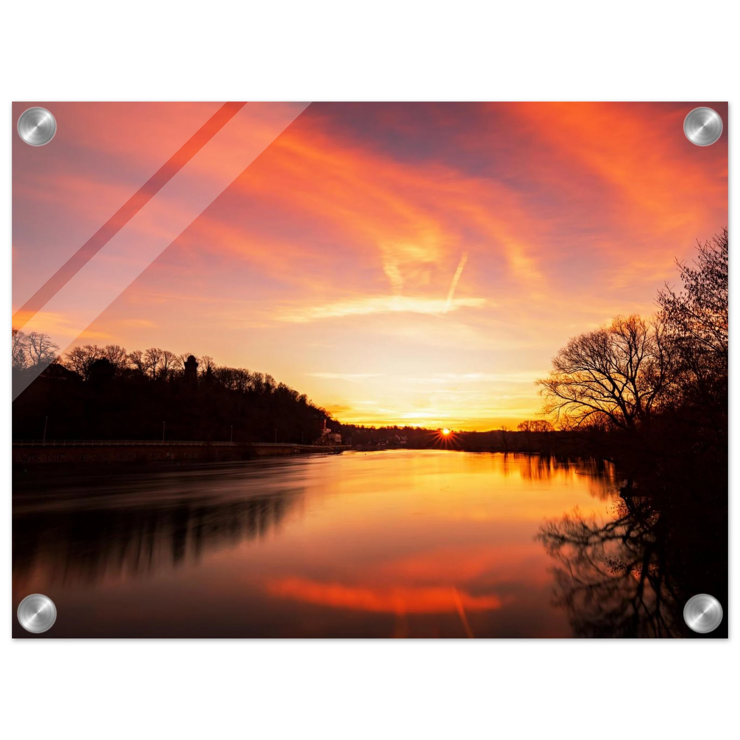 Wandbild dramatischer sonnenuntergang am fluss leuchtende himmelskunst fuer ihr zuhause in ihrer wunschgroesse