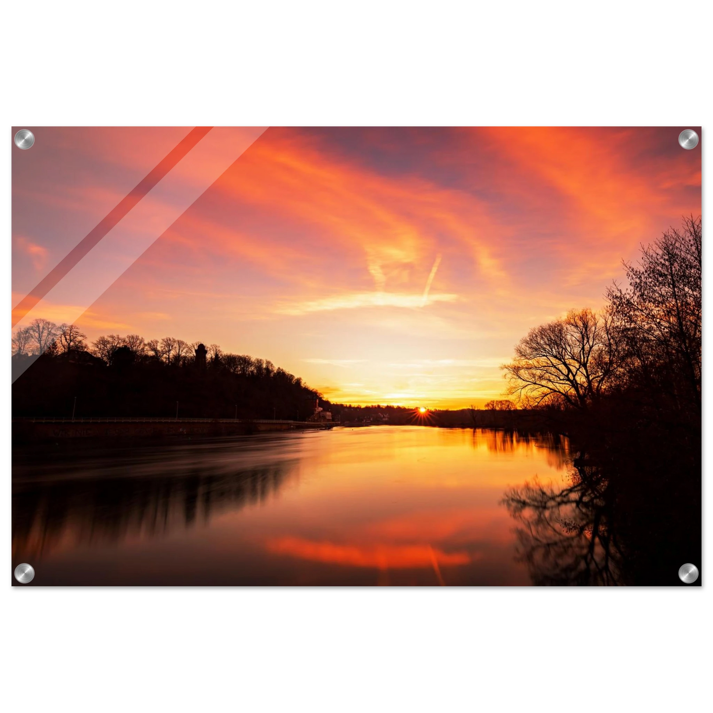 Wandbild dramatischer sonnenuntergang am fluss leuchtende himmelskunst fuer ihr zuhause in ihrer wunschgroesse