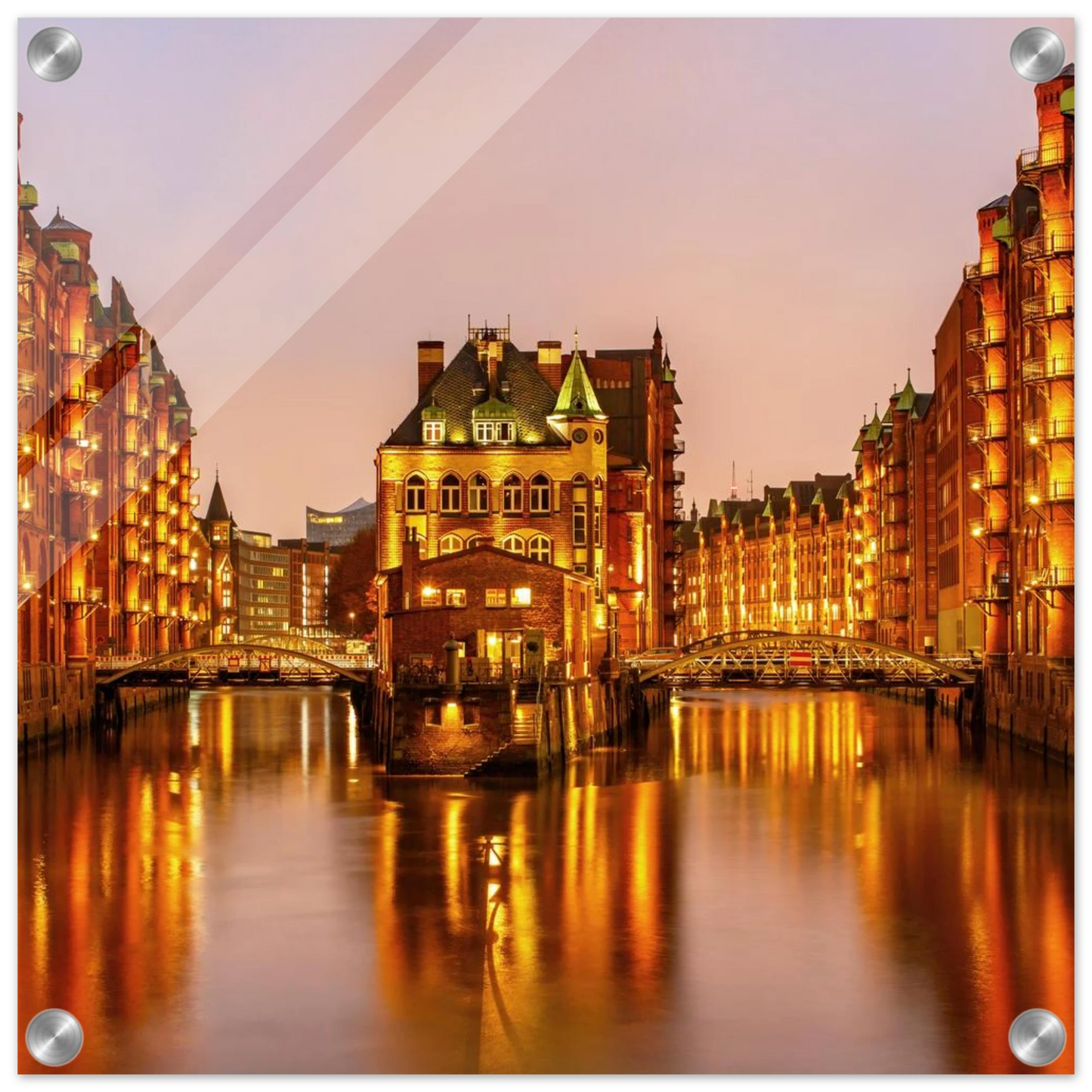 Wandbild speicherstadt hamburg bei daemmerung atmosphaerisches stadtbild als kunstdruck in ihrer wunschgroesse