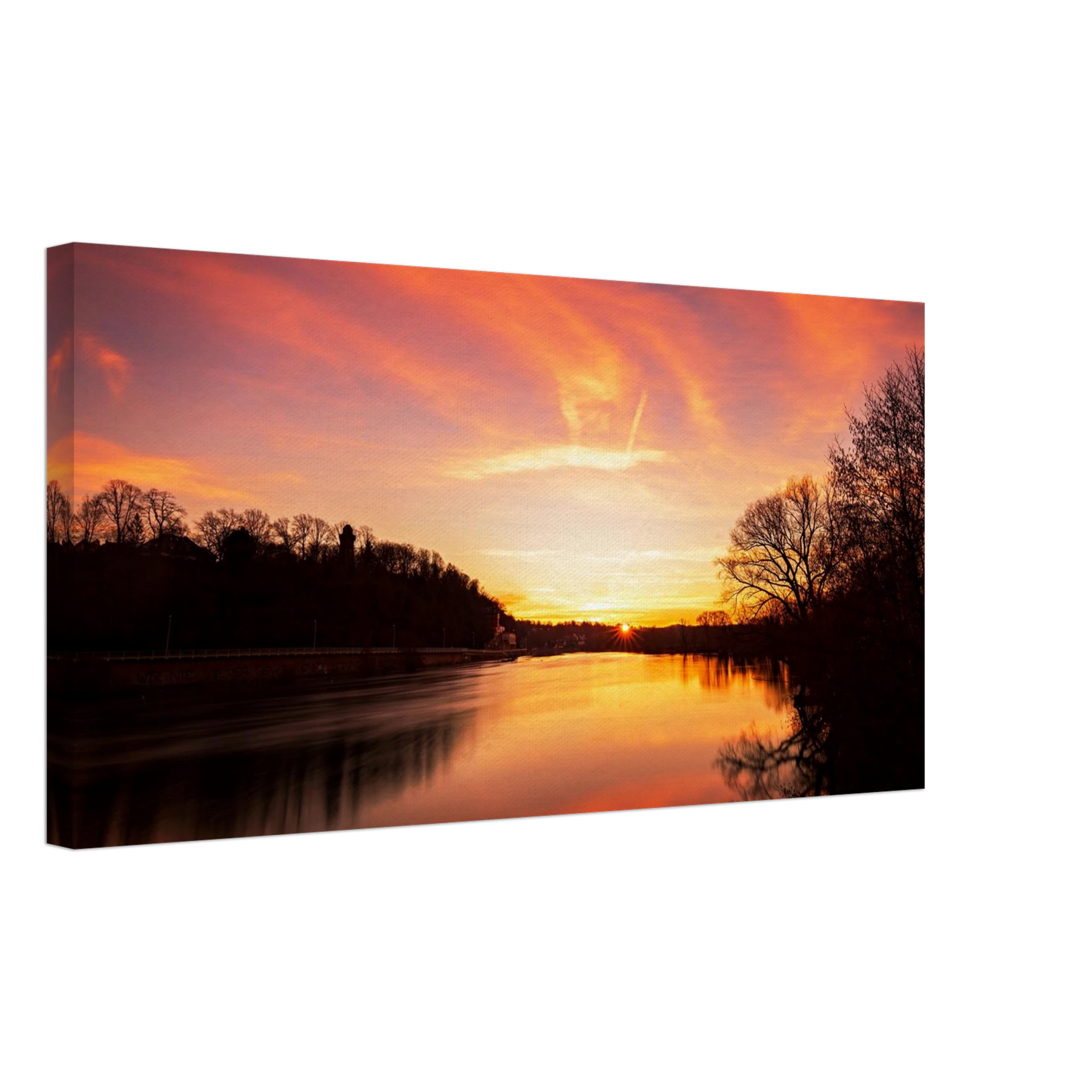 Wandbild dramatischer sonnenuntergang am fluss leuchtende himmelskunst fuer ihr zuhause in ihrer wunschgroesse