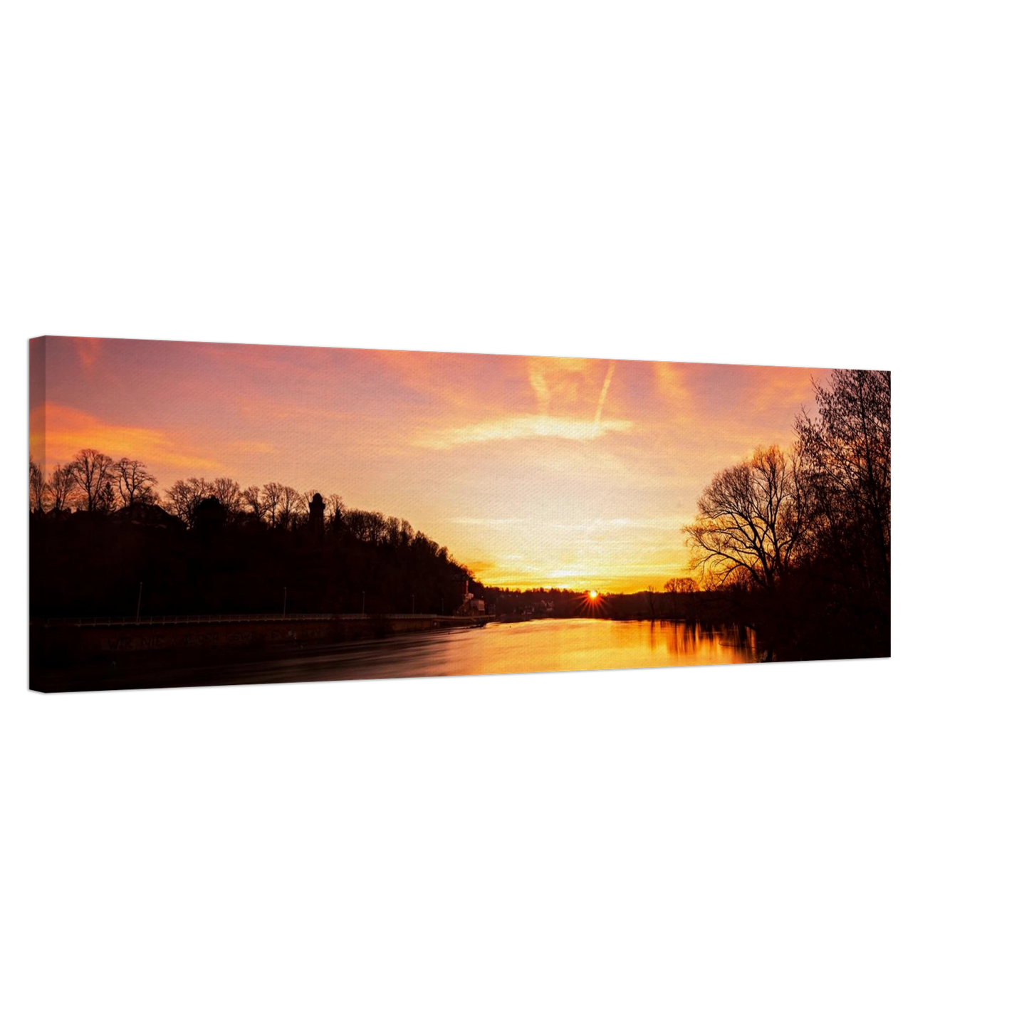Wandbild dramatischer sonnenuntergang am fluss leuchtende himmelskunst fuer ihr zuhause in ihrer wunschgroesse