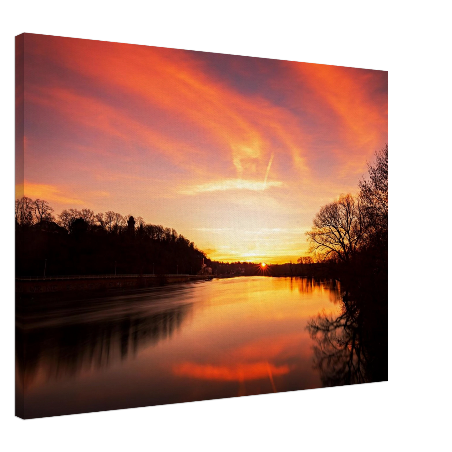 Wandbild dramatischer sonnenuntergang am fluss leuchtende himmelskunst fuer ihr zuhause in ihrer wunschgroesse