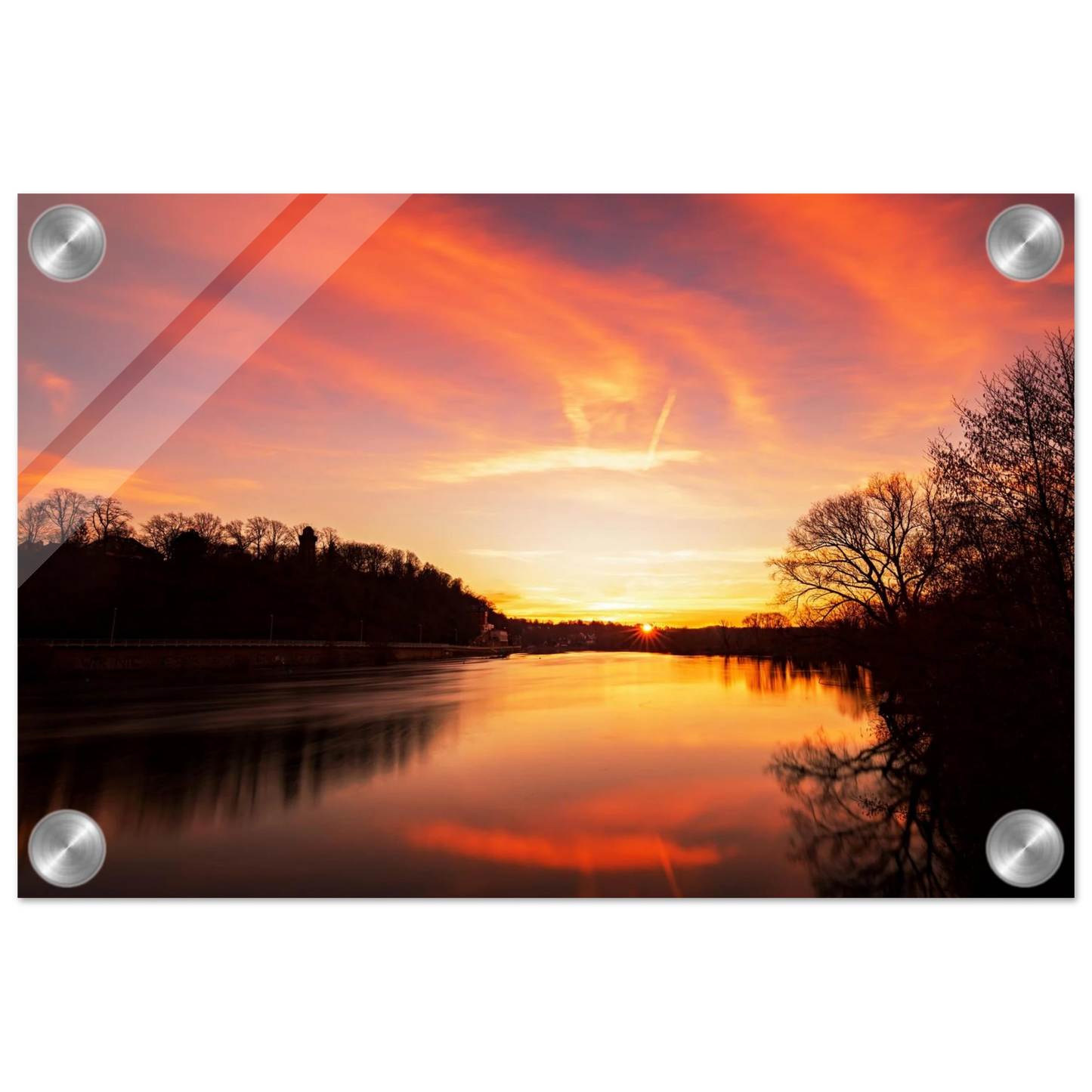Wandbild dramatischer sonnenuntergang am fluss leuchtende himmelskunst fuer ihr zuhause in ihrer wunschgroesse