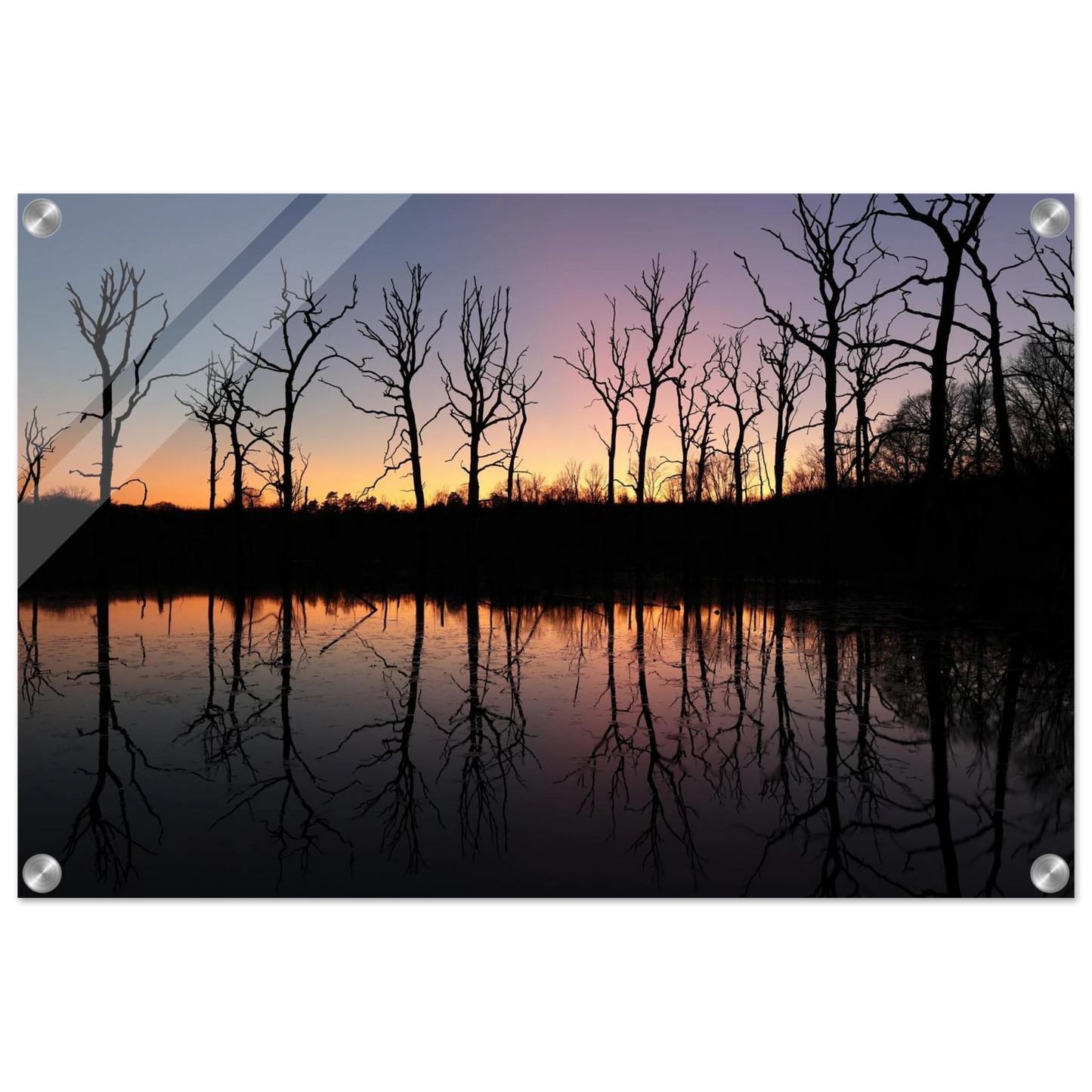 Wandbild sonnenuntergang ueber spiegelndem see magische naturlandschaft mit silhouetten