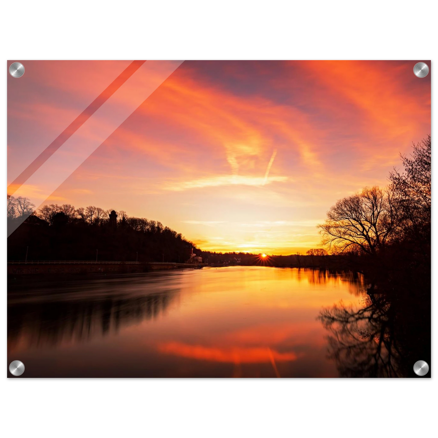 Wandbild dramatischer sonnenuntergang am fluss leuchtende himmelskunst fuer ihr zuhause in ihrer wunschgroesse