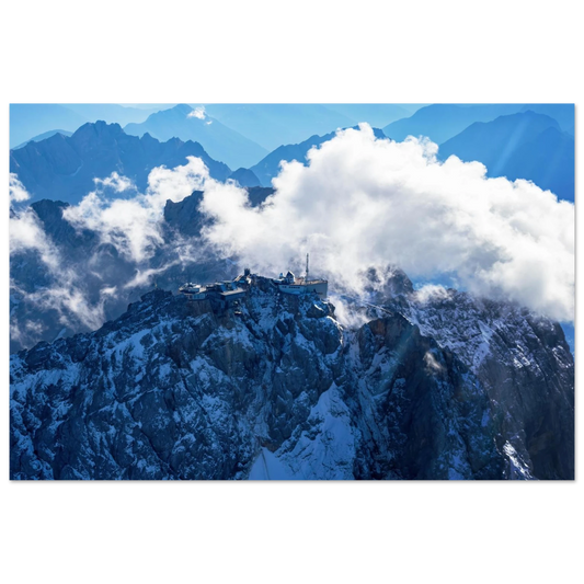 Wandbild alpine majesty gipfelstation im wolkenmeer mit blauen bergsilhouetten