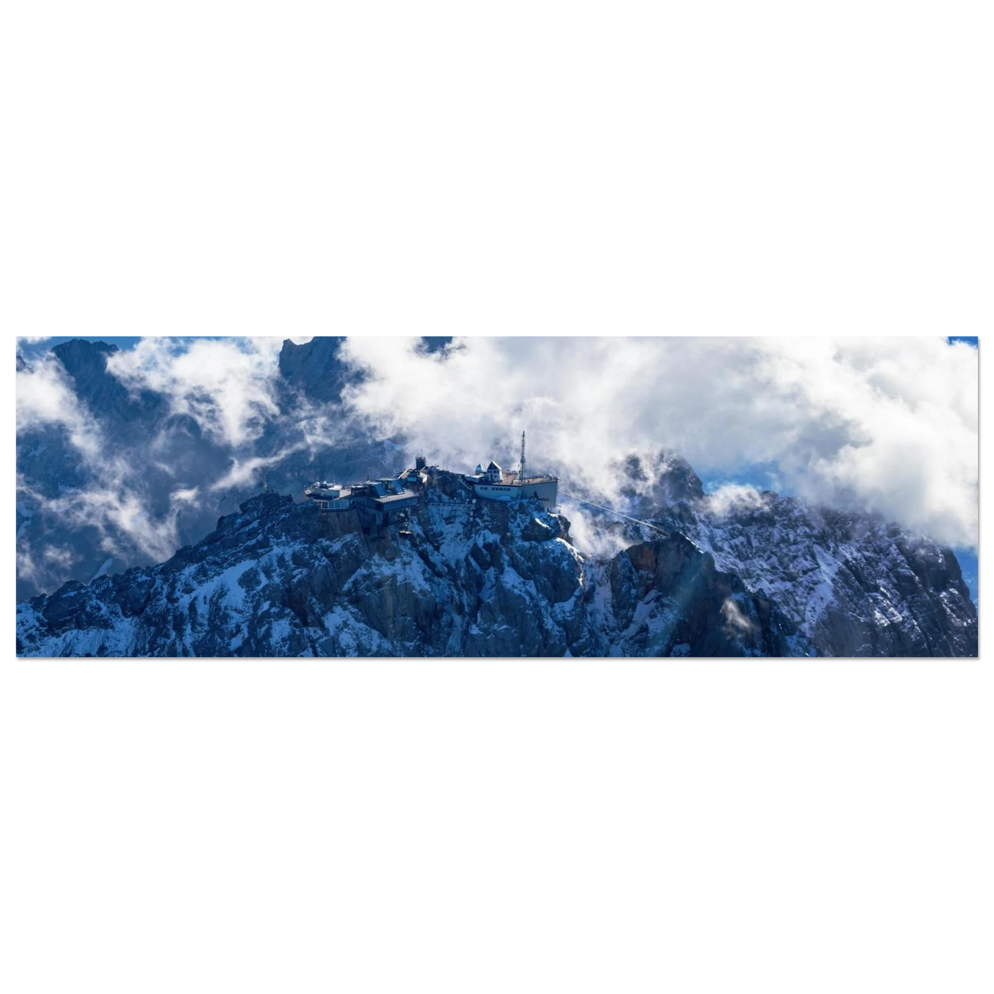 Wandbild alpine majesty gipfelstation im wolkenmeer mit blauen bergsilhouetten
