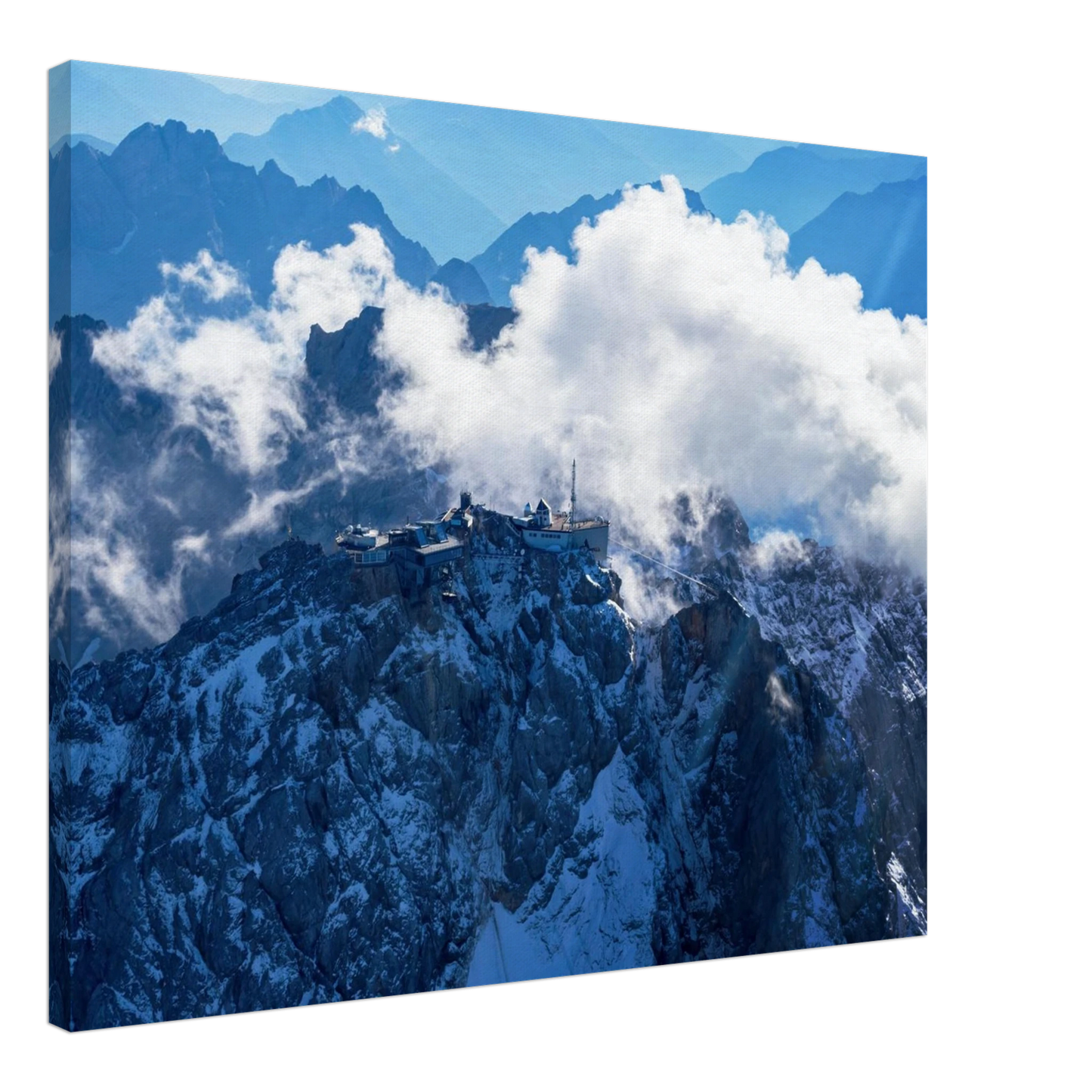 Wandbild alpine majesty gipfelstation im wolkenmeer mit blauen bergsilhouetten