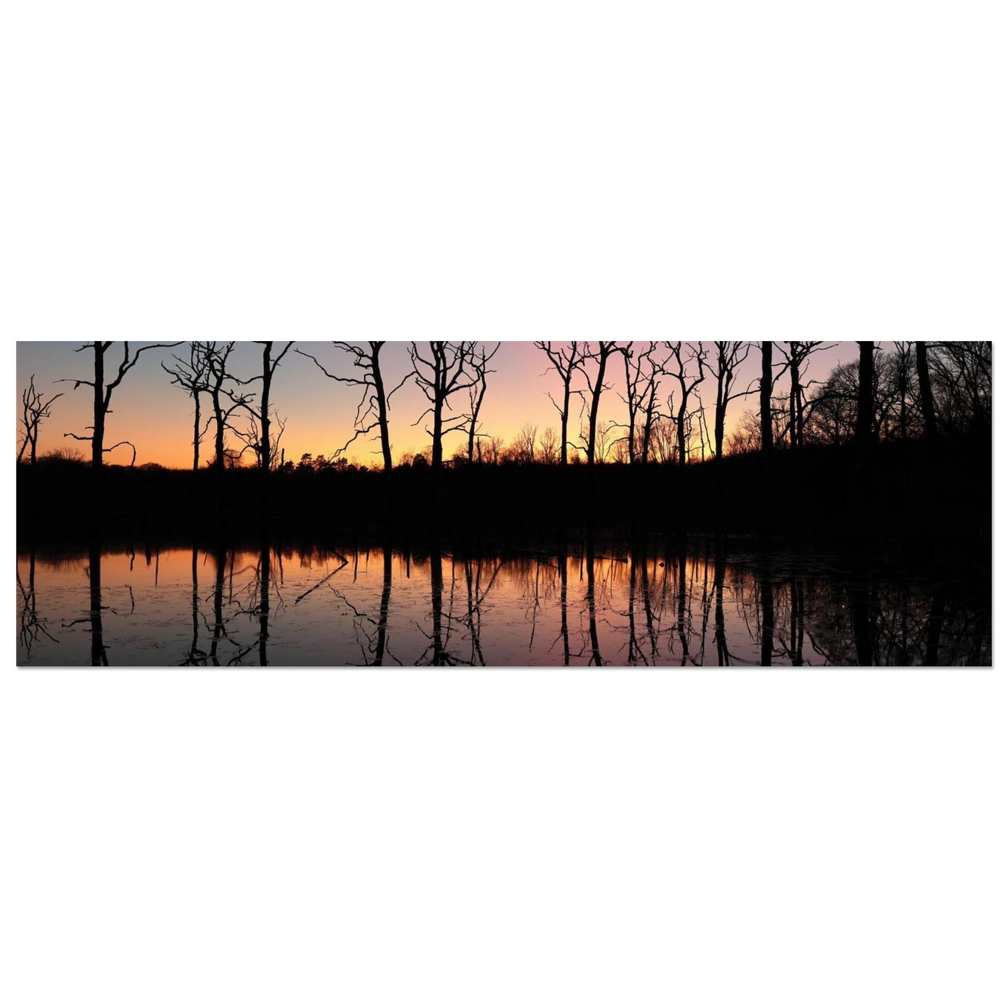 Wandbild sonnenuntergang ueber spiegelndem see magische naturlandschaft mit silhouetten